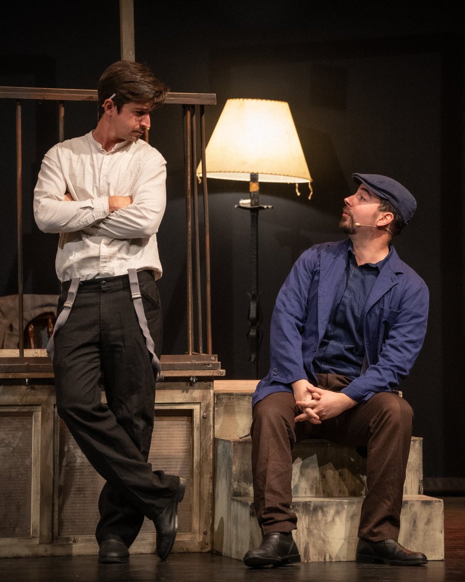 Transeduca's tweet photo. ✨ Historia de una escalera de Buero Vallejo: una obra que conecta generaciones, aborda desigualdades y fomenta la reflexión. 🌟
¡Haz que tus alumnos vivan esta experiencia única!🎭
#transeduca #teatroeducativo #teatreescolar #claustroig #metodosdeenseñanza #buerovallejo https://t.co/bIPJhSJjUa