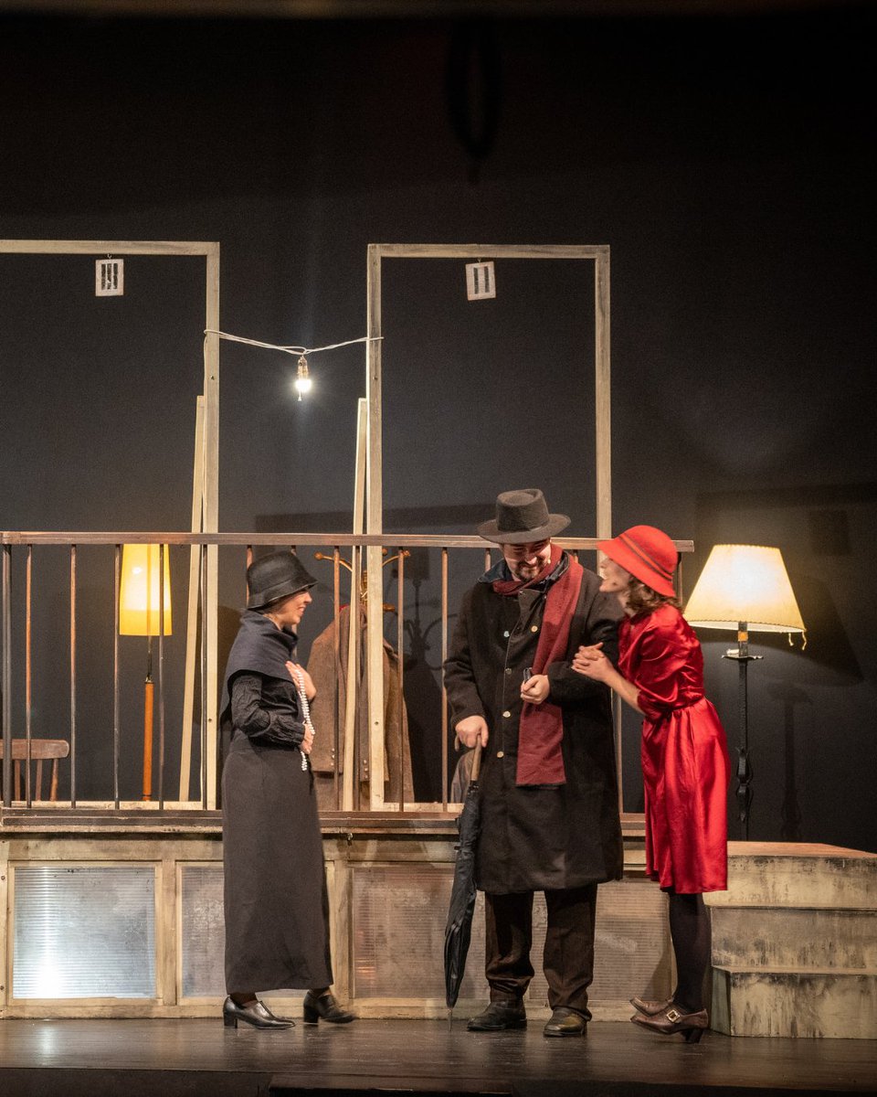 Transeduca's tweet photo. ✨ Historia de una escalera de Buero Vallejo: una obra que conecta generaciones, aborda desigualdades y fomenta la reflexión. 🌟
¡Haz que tus alumnos vivan esta experiencia única!🎭
#transeduca #teatroeducativo #teatreescolar #claustroig #metodosdeenseñanza #buerovallejo https://t.co/bIPJhSJjUa