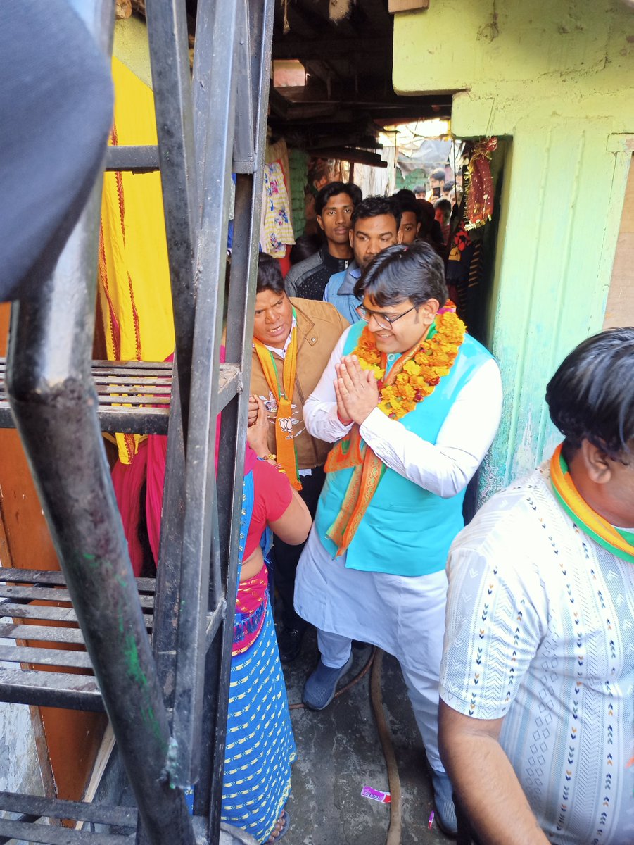 Advbhuvantanwar's tweet photo. संजय कैम्प में जनसंपर्क और आशीर्वाद पदयात्रा करते हुए, भाई भुवन तंवर एडवोकेट ने दिल्ली कैंट विधानसभा क्षेत्र के नागरिकों से मिलकर भाजपा के पक्ष में समर्थन मांगा। कमल का बटन दबाएं, भाजपा को जिताएं! #bhuvantanwar #delhicantt #Delhi #DelhiElection2025 #bhuvantanwarbjp https://t.co/PgrWnP9b6K