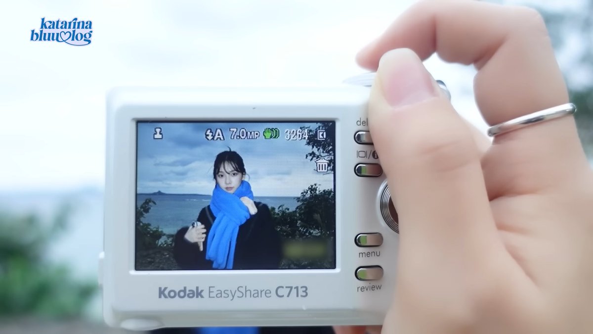 ddodigicam's tweet image. 에스파 카리나 Pick 빈티지 디카 
코닥 이지쉐어 C713 (Kodak EasyShare C713) 
AA건전지+SD카드 조합으로 배터리랑 메모리카드도 구하기 쉬워요! 코닥  특유의 진한 색감이 매력적입니다. 초보자도 편하게 쓸 수 있는 카메라예요📷