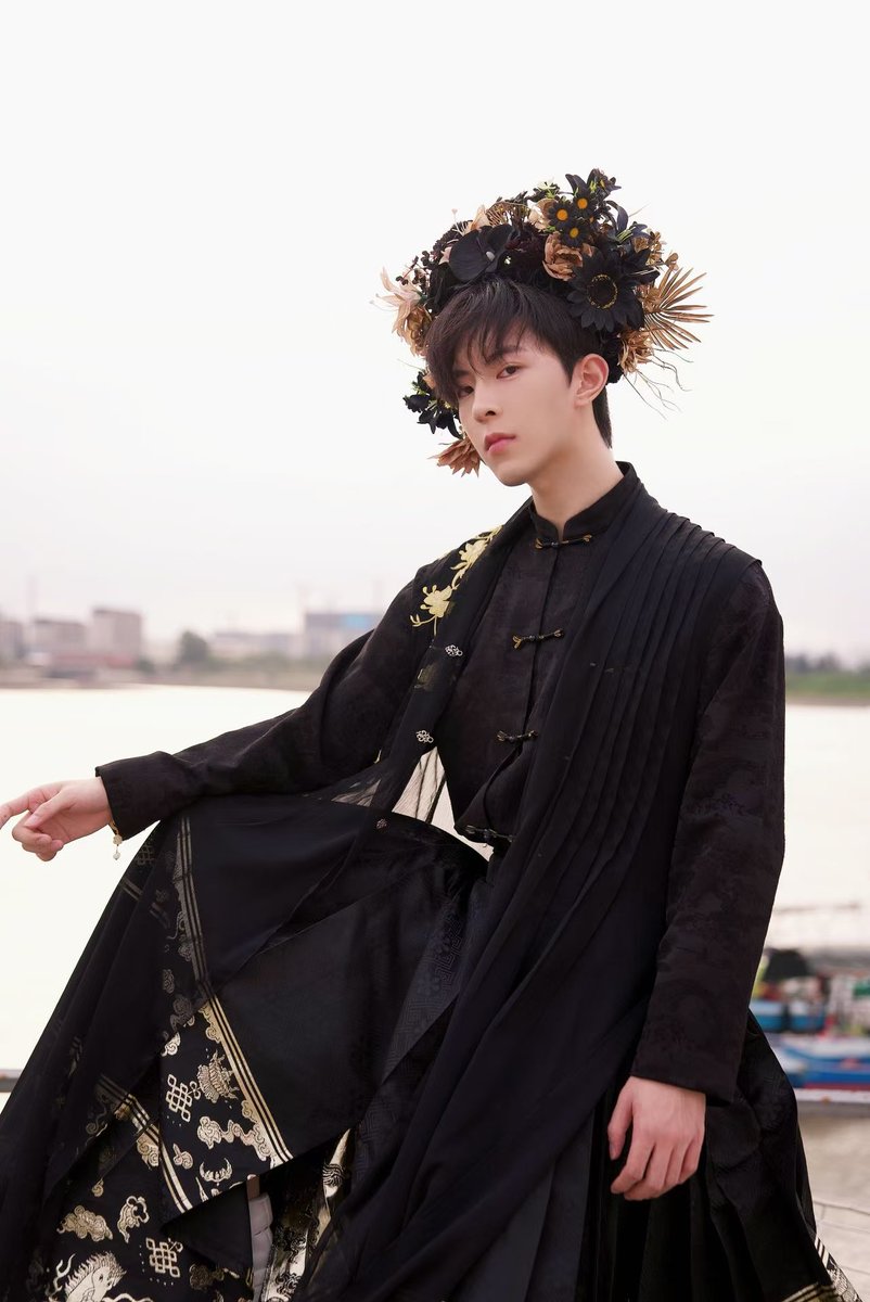 DurianCulture's tweet photo. #chineseculture Check DESIRE4's Chinese hairpin style💐! This is a type of Chinese traditional  hair accessory call “Hairpin Flower📷” from Quanzhou. （簪花）
#DesireTheSeries #desire #nongjian #omegaverse #bl #abo #boyslove #drama #dramaseries #blseries #chinese #chineseculture https://t.co/93Ejq8kzEj