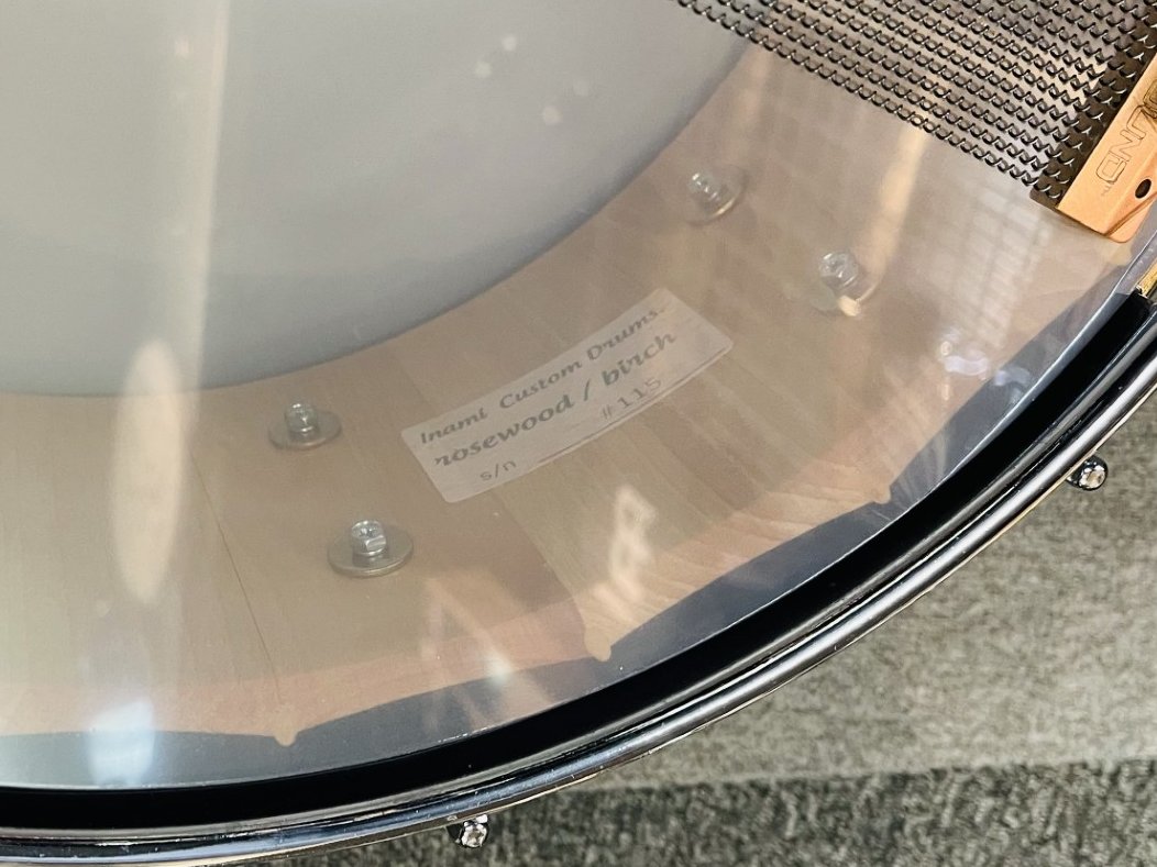 drumstation_akb's tweet image. INAMI CUSTOM DRUMSのステイブスネアドラムが入荷！今回は世にも珍しいミックスステイブです。
Rosewood+birch、Zebrawood+oakでどちらも14x5.5
￥132,000(税込)にて！
こんなに品の良いスネアドラムはなかなか無いですよ！ドラステおススメでございます！
#ICD