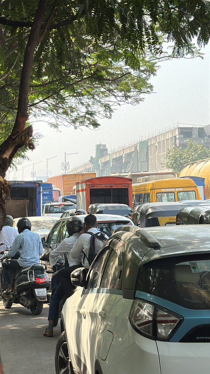 rahulpatkar09's tweet photo. @ThaneCityPolice @ThaneTraffic 

Terrible traffic at thane viviana flyover going towards mumbai. Absolutely out of control. https://t.co/r7Lu7AWhZ1