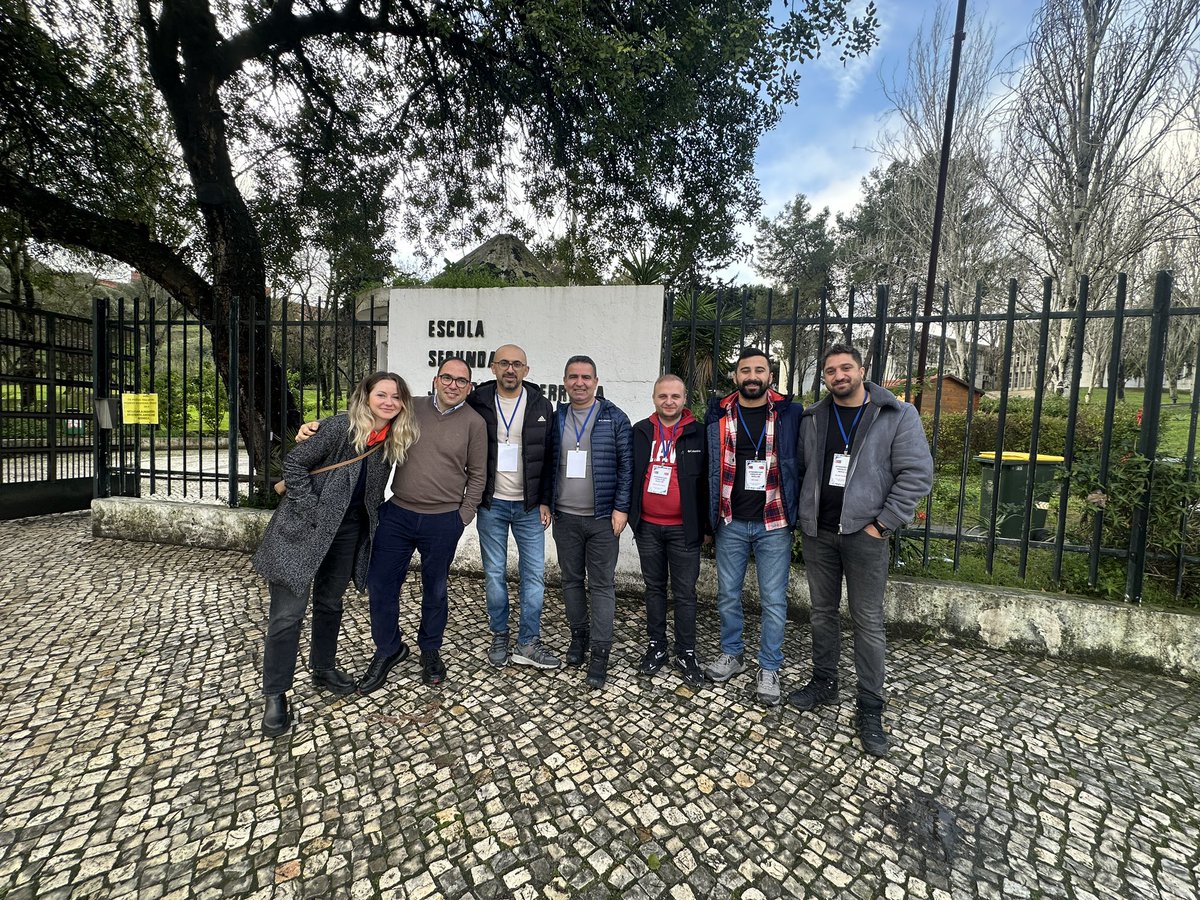 Dijitalleşen Çağda, Çevreci Okul başlıklı Erasmus projemiz için Portekiz Lizbon’dayız. İlk gün okulun genel işleyişi, Portekiz eğitim sistemi hakkında okul müdürü ve okulun Erasmus projeler koordinatörü ile 5 saatlik faaliyet gerçekleştirdik. <a href="/ulusalajans/">Türkiye Ulusal Ajansı 🇹🇷 Turkish NA</a> <a href="/ipekyoluMem/">İpekyolu İlçe Milli Eğitim Müdürlüğü</a> <a href="/VanilMem/">Van İl Milli Eğitim Müdürlüğü</a>