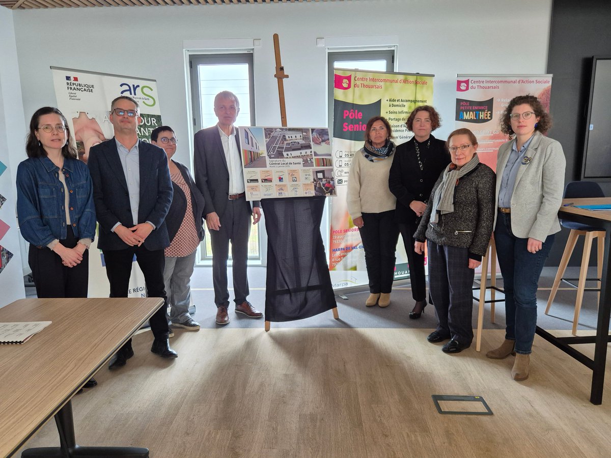 ARS_NA_DD79's tweet photo. #PRS Signature hier du contrat local de santé du  territoire du Thouarsais pour renforcer la qualité du partenariat autour des politiques conduites en matière de santé. L'@ARS_NAquit aux côtés des collectivités pour lutter contre les inégalités sociales et territoriales de santé. https://t.co/H17fDR702o