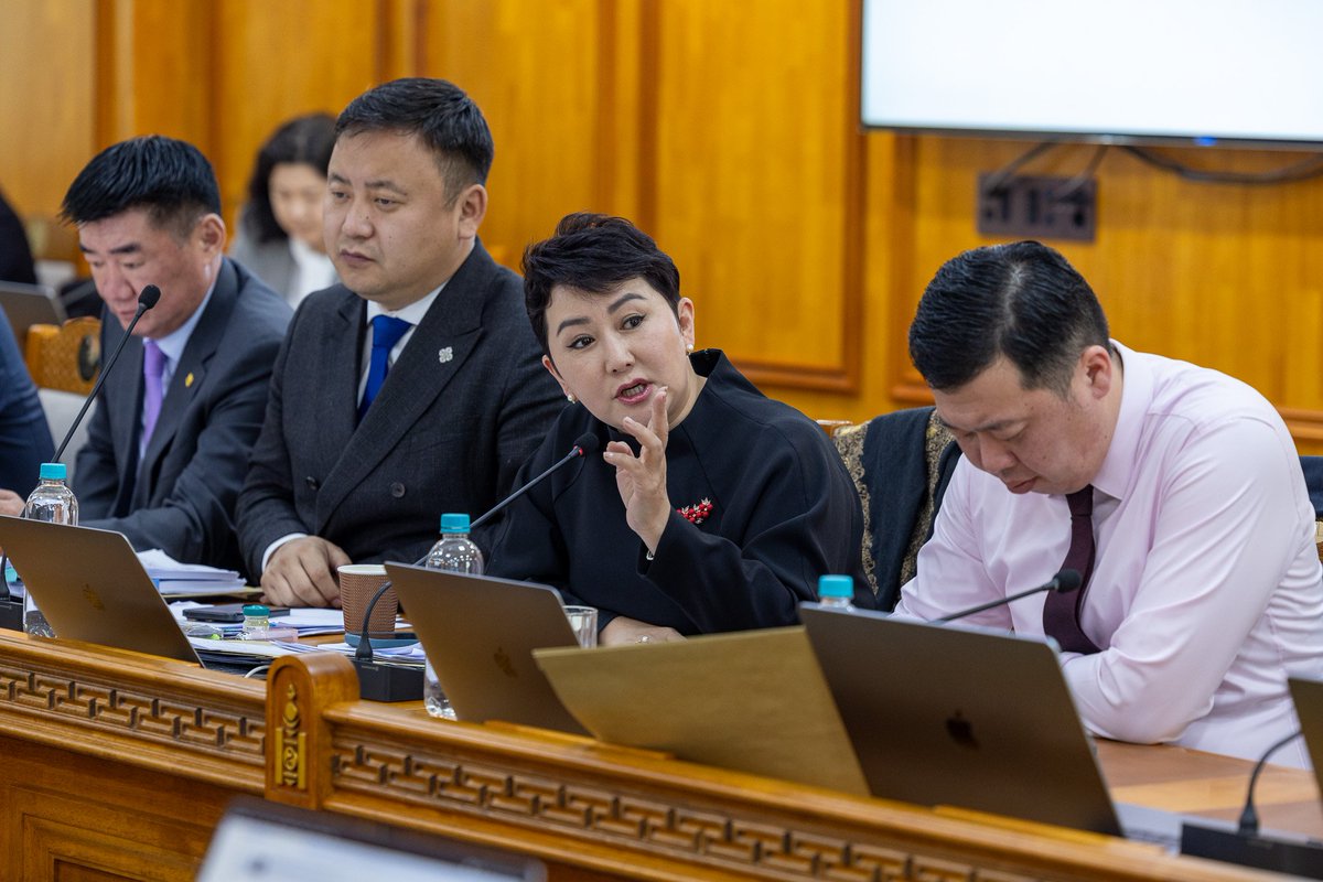 Засгийн газрын ээлжит хуралдаан:
-“Гашуунсухайт-Ганцмод боомтын төмөр зам” төслийн хэлэлцээр байгуулах тухай төслийг УИХ-ын холбогдох Байнгын хороотой зөвшилцөнө.
-ШУТИС-ийн Геологи, уул уурхайн сургуулийг Монгол Улсын анхны Ерөнхийлөгч П.Очирбатын нэрэмжит болголоо.
-Нийслэлд