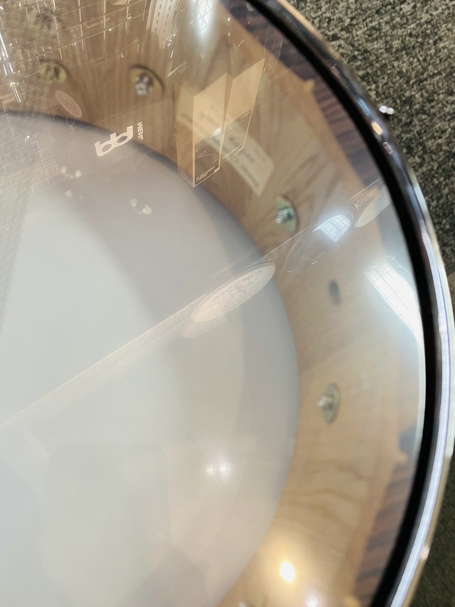 drumstation_akb's tweet image. INAMI CUSTOM DRUMSのステイブスネアドラムが入荷！今回は世にも珍しいミックスステイブです。
Rosewood+birch、Zebrawood+oakでどちらも14x5.5
￥132,000(税込)にて！
こんなに品の良いスネアドラムはなかなか無いですよ！ドラステおススメでございます！
#ICD