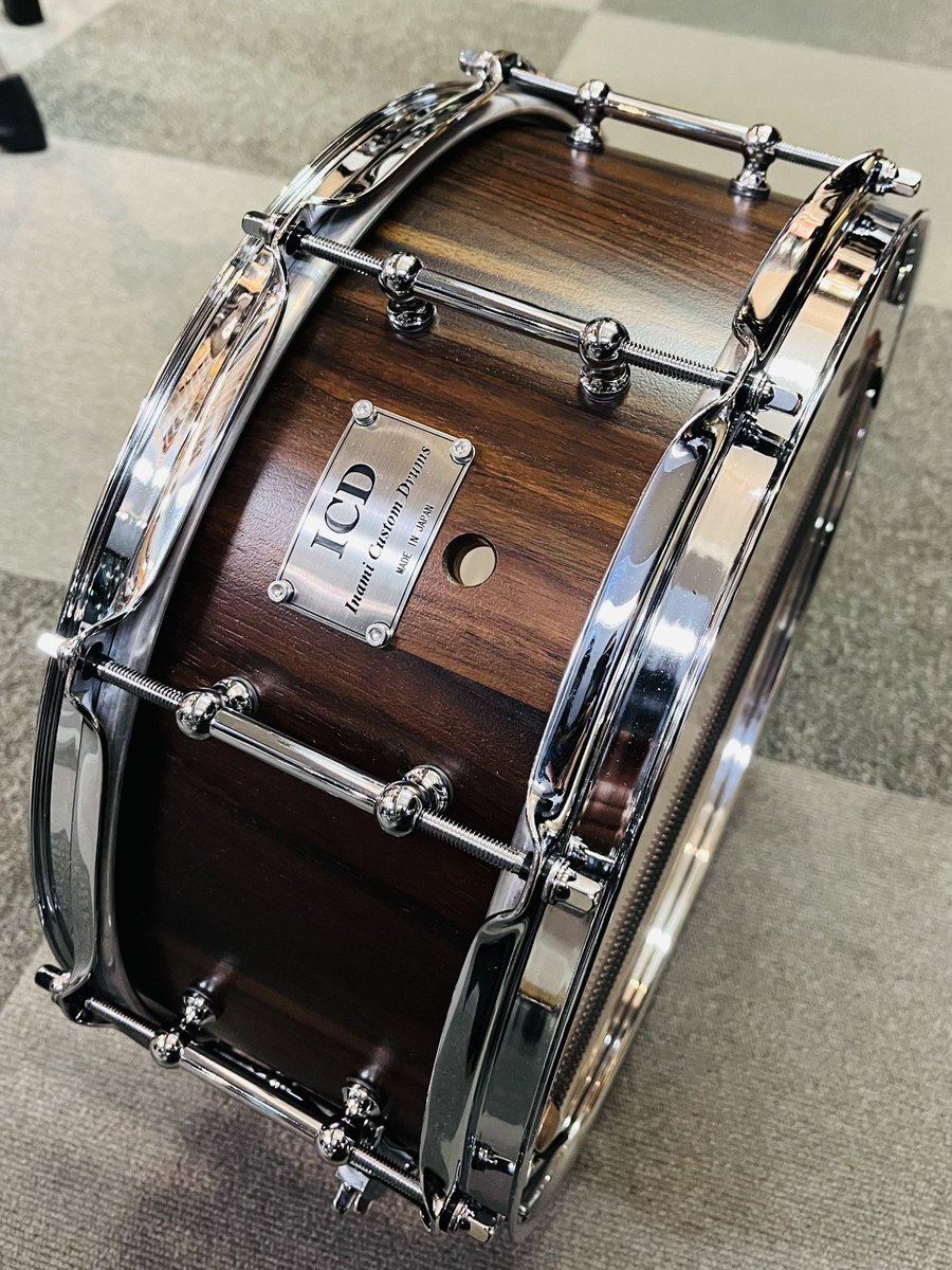 drumstation_akb's tweet image. INAMI CUSTOM DRUMSのステイブスネアドラムが入荷！今回は世にも珍しいミックスステイブです。
Rosewood+birch、Zebrawood+oakでどちらも14x5.5
￥132,000(税込)にて！
こんなに品の良いスネアドラムはなかなか無いですよ！ドラステおススメでございます！
#ICD