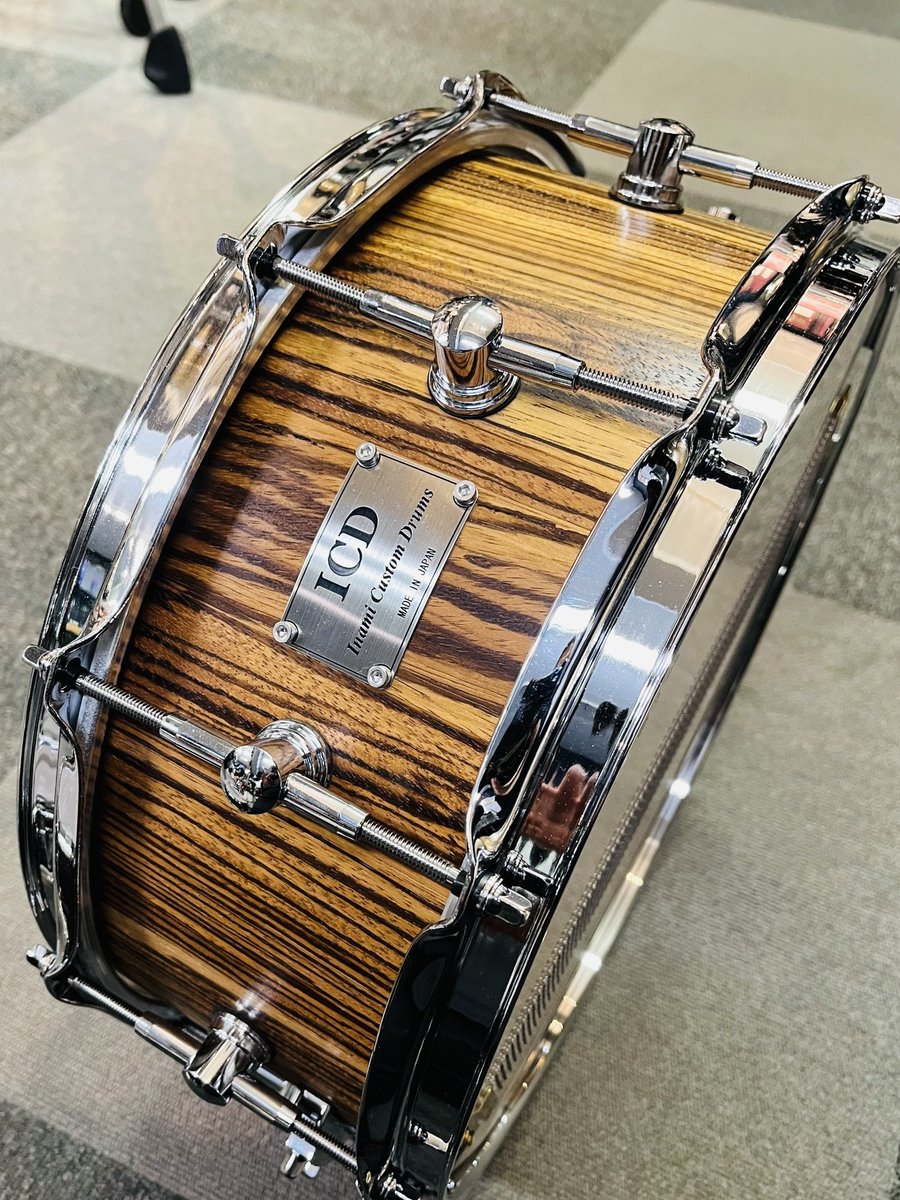 drumstation_akb's tweet image. INAMI CUSTOM DRUMSのステイブスネアドラムが入荷！今回は世にも珍しいミックスステイブです。
Rosewood+birch、Zebrawood+oakでどちらも14x5.5
￥132,000(税込)にて！
こんなに品の良いスネアドラムはなかなか無いですよ！ドラステおススメでございます！
#ICD