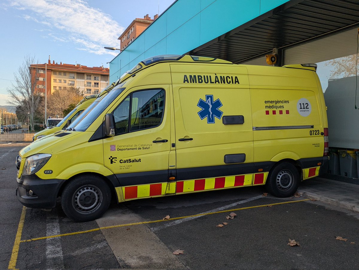 Pili_stage's tweet photo. Dia de guàrdia a l'assistencial ( en pràctiques). 

❤️🚑 

Bon dia i bona guàrdia. 

#FutureTES https://t.co/8iqHo9Y8Fx