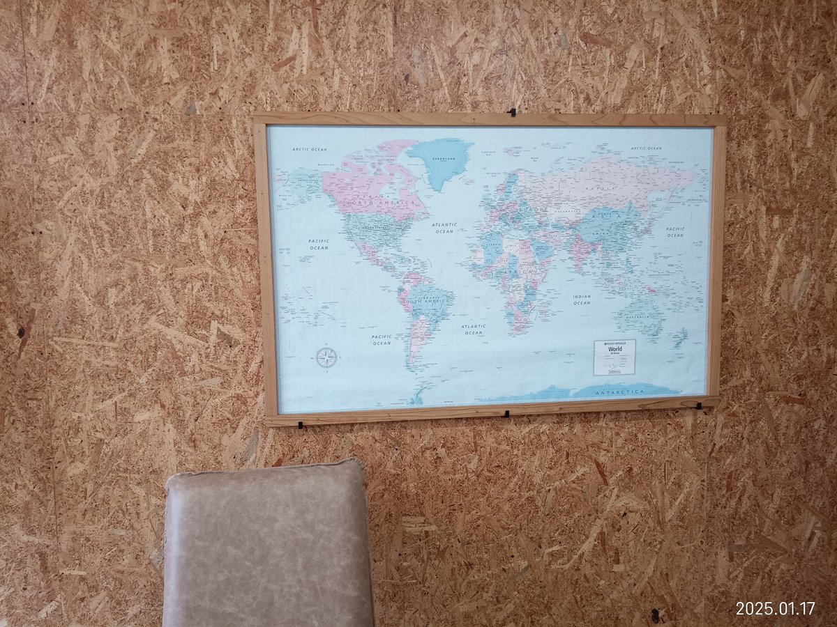 FunLearn207's tweet image. 教室の地図を壁に付けました✨

時計も見やすい時計に変えました🕘️