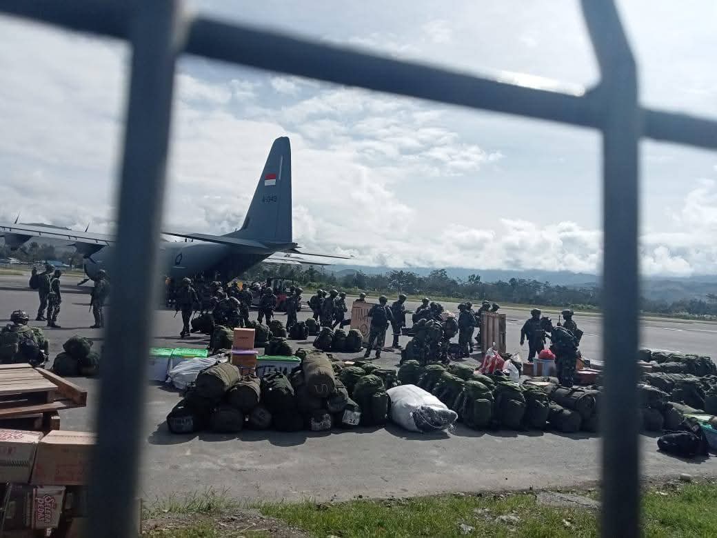 [photo] Massive deployment of Indonesian military forces (TNI) at Wamena Airport, West Papua today (Jan 22). Under the guise of fighting the West Papua Liberation Army, they aim to secure the plunder of Papua's natural resources. #WestPapua #HumanRights