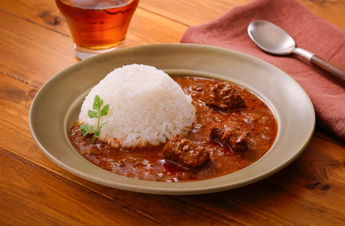 IndoCurryKo's tweet photo. 【重大発表】本日1/22カレーの日を記念して、利久×印度カリー子「牛たんスパイスカレー」を発売します！

13種類のスパイスを調合した、柔らか牛たんが楽しめるスパイスカレーです

発売場所は
①東北6県 全1897局の郵便局
②全国 牛たん炭焼 利久の全店舗

北海道〜鹿児島まで！ぜひ探してみてね🍛 https://t.co/u89vpWALvk