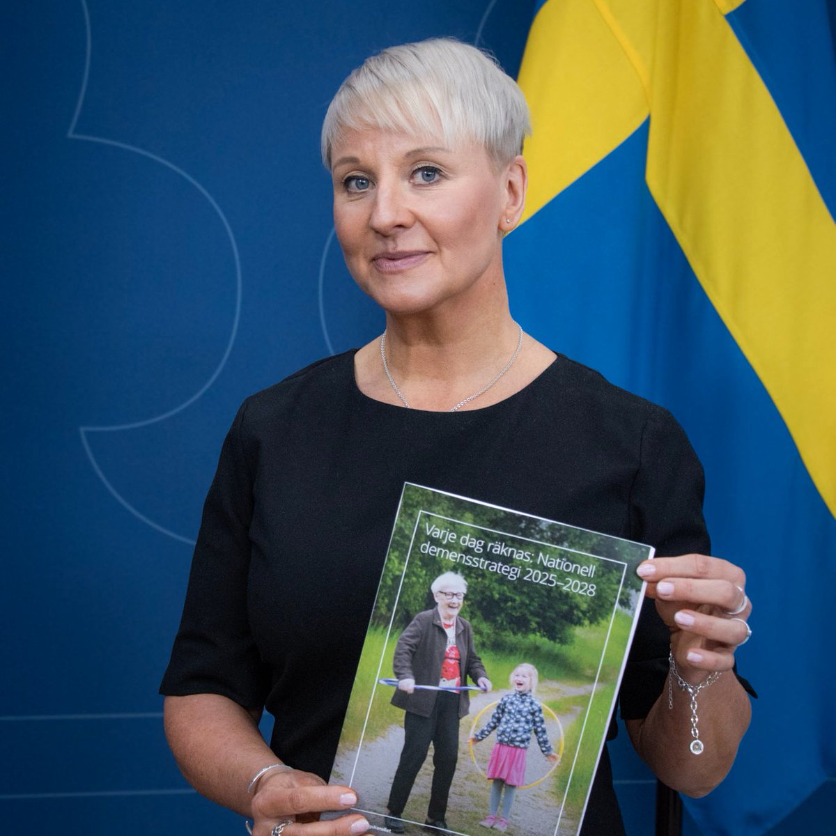 socialdep's tweet photo. "Varje dag ska räknas för den som lever med en demenssjukdom och för deras anhöriga."

På en pressträff presenterade äldre- och socialförsäkringsminister @AnnaTenje att regeringen avser besluta om en utvecklad nationell demensstrategi. 

Läs mer 🔗⬇️
https://t.co/kCdhSqlRcR https://t.co/7MBvYusFlx