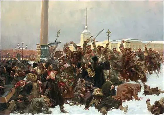 ratnahronika's tweet photo. Od vere u ruskog cara do pobune: Georgij Gapon i Krvava nedelja

Početkom 20. veka Rusija je bila u haosu. Carski režim Nikolaja II suočavao se s dubokim društvenim i ekonomskim krizama koje su ugrožavale temelje carstva. Radnici, iscrpljeni dugim radnim danima u mračnim i nehumanim fabrikama, živeli su gotovo poput robova, dok su seljaci jedva preživljavali, opterećeni dugovima i bez pristupa zemlji.

Trajanje i neizvesnost Rusko-japanskog rata, praćeni nizom poraza, razotkrili su slabost imperije i produbili krizu, dok su u gradovima gladne mase i obespravljeni radnici, tražeći pravdu, postajali eksplozivna sila koja je pretvorila tiho nezadovoljstvo u otvoreni bunt.

Kako bi suzbila nezadovoljstvo među radnicima, vlast je osnovala „legalne” sindikate pod policijskim nadzorom, poznate kao „zubatovština”. Nazvane po Sergeju Zubatovu, ove organizacije su služile za usmeravanje radničkih zahteva unutar strogo kontrolisanih monarhističkih okvira koje je postavljala država.

Međutim, umesto da uguše otpor, sindikati su često postajali centri radničke solidarnosti i okupljanja za nove proteste. Jedan od najpoznatijih primera bio je Skupština ruskih fabričkih radnika, koji je pod vođstvom ambicioznog i harizmatičnog pravoslavnog sveštenika Georgija Gapona prerastao u pokret sa ciljem poboljšanja uslova rada i života. Organizacija je započela okupljanje radnika, sastanke u četvrtima i sastavljanje peticija koje su ukazivale na neodržive uslove rada.

Pop Georgij Gapon je je bio ličnost koja je imala snažan uticaj na radničke mase. Njegovi emotivni govori često su izazivali suze, ushićenje i padanje u nesvest, a mnogi su ga smatrali prorokom i duhovnim vođom. Delio je tradicionalno rusko verovanje da je car Božji izaslanik na zemlji, čvrsto uveren da jedino neposredan apel monarhu može doneti rešenje za nepravde koje su radnici trpeli.

Iako su postojale glasine o njegovim vezama sa vlastima i umešanosti u rad tajnih službi, Gapon je uvek nastojao da te optužbe odbaci i dokaže svoju lojalnost radničkom pokretu. Te tvrdnje, često korišćene kao propaganda, izazivale su povremeno nepoverenje među pojedinim pristalicama, ali mnogi su ga i dalje doživljavali kao iskrenog borca za prava radnika.

Gapon je pokazao svoju odlučnost i liderske sposobnosti tokom niza manjih štrajkova, koji su završeni povoljno za radnike zahvaljujući solidarnosti i uspešnim pregovorima. Predstojeći štrajk u fabrici Putilov nije bio samo ključni trenutak za Gapona i njegovu organizaciju, već je postao i iskra koja je zapalila plamen revolucije.

Sukob u fabrici Putilov između radnika okupljenih oko Gaponove "Skupštine" i sindikata pod direktnom kontrolom vlasti produbio je podele među radnicima. Otpuštanje članova "Skupštine" doživljeno je kao direktan napad na ceo radnički pokret, što je dodatno pojačalo tenzije. Gapon je znao da ne sme ostaviti radnike na cedilu. Štrajk u fabrici Putilov prerastao je u potpunu obustavu rada. Druge fabrike širom Sankt Peterburga ubrzo su se pridružile, dok su radnici obilazili pogone, pozivajući na solidarnost. Štrajk je prerastao u masovni pokret s preko sto hiljada učesnika. 

Uprkos Gaponovim pokušajima da kroz seriju pregovora sa upravom fabrike pronađe rešenje, svaki razgovor završavao se bez uspeha.

Suočen sa propašću štrajka i razočaranjem radnika u njegov sindikat, Gapon donosi hrabru odluku: radnici će svoje zahteve lično predati caru Nikolaju II. Angažovao je nekoliko pisaca da sastave tekst peticije, ali nije bio zadovoljan njihovim radom i na kraju je odlučio da je sam napiše.

Satima su radnici u velikim grupama pristizali u sedište sindikata kako bi se upoznali s tekstom peticije, a mnogi su se zaklinjali da će, ako treba, dati i život za ispunjenje zahteva.

Radnici su osećali da ih vlastodršci ne doživljavaju kao ljude i zato su odlučili da sa sobom povedu žene i decu, verujući da će njihovo prisustvo ukazati na mirnu prirodu povorke. Neznatan broj je bio vođen političkim partijama i ideološkim pokretima.

🗓️ #Nadanašnjidan 1905.godine, u nedelju, desetak kolona radnika krenulo je iz različitih delova Sankt Peterburga prema Dvorskom trgu kako bi predali peticiju caru u Zimskom dvorcu.

Radnici su nosili ikone, crkvene barjake i slike cara, želeći da pokažu svoju lojalnost i apel na njegovu ljudskost. Na transparentima su stajali natpisi koji su pozivali vojsku da ne puca na narod. Atmosfera je bila gotovo religiozna – povorka je izgledala kao molitveni hod, a pesme poput "Spasi, Gospode, narod Tvoj" odjekivale su ulicama. Neki roditelji, posebno majke, namerno su slali decu u povorku kako bi im omogućili priliku da vide cara uživo.

Uprkos optimizmu u redovima radnika, plan je nosio ogromne rizike, jer je vlast prethodnu noć poslala trupe da obezbede ključne delove grada, pripremajući se za svaku mogućnost. 

Kolona u kojoj je bio Gapon, koja se okupila kod Narvskih vrata, bila je najbrojnija, s više od 20.000 ljudi. Gapon je predvodio ovu povorku noseći veliki krst.

Dalji tok događaja najbolje je oslikan Gaponovim rečima iz njegove autobiografije:

Bilo je suvo, mrazno jutro, tipično za sredinu ruske zime. Sa obe strane mase trčala su deca. Neke žene su insistirale da hodaju u prvim redovima, kako bi, kako su rekle, svojim telima zaštitile povorku. Morali smo upotrebiti silu kako bi ih uklonili.

Vredi napomenuti da se na početku policija ne samo što nije mešala u povorku, već se kretala s nama, sa skinutim kapama, odajući počast verskim simbolima. Dva lokalna policijska službenika hodala su ispred nas, sprečavajući bilo kakve smetnje našem napredovanju i terajući kočije koje smo sretali da se pomere kako bismo mi prošli.

Na ovaj način smo stigli do Narvskih vrata, dok je masa postajala gušća kako smo odmicali, pesma sve snažnija, a cela scena sve dramatičnija.

Konačno smo se našli na dvesta koraka od mesta gde su stajale trupe. Redovi pešadije blokirali su put, a ispred njih bila je postrojena četa konjanika, sa sabljama koje su se presijavale na suncu. Da li će se usuditi da nas dodirnu? Na trenutak smo zadrhtali, a zatim ponovo krenuli napred.

Iznenada je četa Kozaka jurnula ka nama s isukanim sabljama. Dakle, ipak će to biti masakr! Nije bilo vremena za razmišljanje, pravljenje planova ili izdavanje naredbi. Naši prednji redovi su se razbili pred njima.

Video sam kako se sablje podižu i spuštaju, dok su muškarci, žene i deca padali na zemlju kao pokošeni, dok su vazduhom odjekivali jauci, kletve i uzvici. Bilo je nemoguće zadržati prisebnost u vrevi ovog dramatičnog trenutka. Na moj znak, prednji redovi povorke su se ponovo formirali, prateći Kozake dok su se probijali kroz gomilu. Kozaci su nastavili svoj prodor, prolazeći kroz celu masu okupljenih, sve dok se na kraju nisu pojavili na suprotnoj strani povorke.

Ponovo smo krenuli napred, s dostojanstvenom odlučnošću i rastućim besom u srcima. Kozaci su okrenuli konje i počeli da seku kroz masu od pozadi. Prošli su kroz celu kolonu i galopirali nazad prema kapiji Narve, gde su ih, nakon što je pešadija otvorila redove da ih propusti, ponovo formirali u liniju. I dalje smo napredovali, iako su nam redovi podignutih bajoneta pretili kao simbol naše sudbine. Grč sažaljenja ispunio mi je srce, ali nisam osećao strah. Pre nego što smo krenuli, moj dragi prijatelj, radnik K, rekao mi je: „Idemo da položimo tvoj život kao žrtvu “. Neka bude tako.

Bili smo na udaljenosti od jedva tridesetak metara od vojnika, razdvojeni od njih samo mostom preko Tarakanovskog kanala, koji ovde označava granicu grada. Odjednom, bez ikakvog upozorenja i bez trenutka odlaganja, začuli su se kuršumi mnogobrojnih pušaka. Kasnije sam saznao da je bio dat signal trubom, ali ga nismo mogli čuti zbog pesme, a čak i da smo ga čuli, ne bismo znali šta znači.

Vasiljev, s kojim sam hodao ruku pod ruku, iznenada je ispustio moju ruku i pao na sneg. Jedan od radnika koji je nosio barjak takođe je pao. Odjednom je jedan od dvojice policijskih službenika, o kojima sam ranije govorio, povikao: „Šta to radite? Kako se usuđujete da pucate na carev portret?“ Naravno, to nije imalo nikakvog efekta, a obojica su ubrzo pogođeni – kako sam kasnije saznao, jedan je ubijen, dok je drugi teško ranjen.

Okrenuo sam se brzo prema gomili i povikao im da legnu na zemlju, a i sam sam se ispružio. Dok smo tako ležali, usledio je još jedan plotun, pa još jedan, dok se činilo da pucnjava neprekidno traje. Gomila je prvo kleknula, a zatim legla, skrivajući glave od kiše metaka, dok su zadnji redovi povorke počeli da beže. Dim od pušaka ležao je ispred nas poput tanke izmaglice, gušeći me u grlu. Starac po imenu Lavrentijev, koji je nosio carev portret, bio je jedna od prvih žrtava.

Drugi starac je uhvatio portret cara koji je ispao iz Lavrentijevih ruku i nosio ga dalje, sve dok ga sledeći plotun nije pogodio i usmrtio. U svom poslednjem dahu, starac je rekao: „Mogu da umrem, ali ću videti cara“ . Jedan od nosilaca barjaka pogođen je metkom u ruku, koja je bila slomljena. Dečak od deset godina, koji je nosio crkvenu lampu, pao je proboden metkom, ali je i dalje čvrsto držao lampu i pokušavao da ustane, kada ga je drugi metak oborio zauvek. Obojica kovača koji su me čuvali ubijeni su, kao i svi oni koji su nosili ikone i barjake. Ti simboli sada su ležali rasuti po snegu.

Vojnici su čak pucali u dvorišta okolnih kuća, gde je gomila pokušavala da pronađe utočište, a, kako sam kasnije saznao, meci su probijali prozore i pogađali ljude unutra.

Na kraju je pucnjava prestala. Ustao sam, zajedno sa nekolicinom drugih koji su ostali nepovređeni, i pogledao tela koja su ležala nepomično oko mene. Povikao sam im: „Ustanite!“ Ali nisu se pomerali. Isprva nisam razumeo. Zašto leže tamo? Ponovo sam pogledao i video njihove ruke ispružene, beživotne, i crvene mrlje krvi na snegu. Tada sam shvatio. Bilo je užasno. I moj Vasiljev ležao je mrtav kraj mojih nogu.

Užas se uvukao u moje srce. Misao mi je bljesnula kroz glavu: „I ovo je delo našeg Dobrog  Oca, cara.“ Možda me je upravo taj bes spasao, jer sam tada, u pravom smislu, shvatio da je novo poglavlje otvoreno u knjizi istorije našeg naroda. Ustao sam, a oko mene se okupila mala grupa radnika. Kada sam pogledao unazad, video sam da se naša povorka, iako je još uvek dosezala u daljinu, raspala i da su mnogi ljudi bežali. Uzalud sam ih dozivao, i ubrzo sam se našao u centru male grupe od nekoliko desetina ljudi, drhtavih od ogorčenja, usred slomljenih ostataka našeg pokreta.

Ponovo smo krenuli, i ponovo je pucnjava započela. Posle poslednje salve ponovo sam ustao i shvatio da sam ostao sam, ali i dalje nepovređen.

Iznenada, usred mog očaja, neko me je uhvatio za ruku i brzo odvukao u malu sporednu ulicu, samo nekoliko koraka od mesta masakra. Bilo je besmisleno protestovati. Šta je više moglo da se učini? „Za nas više nema cara!“ uzviknuo sam. 

Nakon što je preživeo tragične događaje Krvave nedelje, Georgij Gapon je, uz pomoć Pinhasa Rutenberga, uspeo da pobegne sa mesta masakra. Rutenberg ga je odveo u dom pisca Maksima Gorkog, gde je Gapon našao privremeno utočište. Gorki je kasnije zapisao: „Gapon je nekim čudom ostao živ, sada spava u mojoj kući. Sada kaže da više nema cara, nema crkve, nema Boga“.

Ostale kolone radnika suočile su se sa istom brutalnošću. Deo demonstranata pokušao da se naoruža i podigne barikade ali je to vojska ubrzo neutralisala.

Službeni podaci carske vlasti navode da je 96 ljudi poginulo, a 333 ranjeno tokom događaja poznatog kao Krvava nedelja. Međutim, opozicija i revolucionarne grupe tvrdile su da je broj žrtava bio znatno veći, čak do 4.000 poginulih. Savremeni istoričari procenjuju da je ukupno oko 1.000 ljudi bilo ubijeno ili ranjeno, pri čemu je veliki broj žrtava stradao ne samo od vatrenog oružja već i usled panike i stampeda na pretrpanim gradskim ulicama.

Široki talas nezadovoljstva zahvatio je Rusiju nakon Krvave nedelje – štrajkovi su paralisali industriju, seljački ustanci su eksplodirali na selu, dok su vojne pobune, uključujući onu na oklopnjači Potemkin, dodatno uzdrmale temelje carskog režima. Kao odgovor, vlast je pribegla kombinaciji brutalne represije i ograničenih reformi. Vojska i policija gušile su pobune i štrajkove, često uz masovno hapšenje i krvoproliće, dok je car Nikolaj II oktobarskim manifestom 1905. godine obećao građanske slobode i osnivanje Državne dume. Iako su ove reforme privremeno smirile nemire, duboki društveni problemi ostali su nerešeni, postavljajući temelje za novu, još snažniju revoluciju 1917. godine. 

Georgij Gapon je uspeo da pobegne iz Rusije krijumčarskim kanalima prvo u Nemačku pa dalje do Švajcarske i Francuske gde je uspostavio kontakte sa socijalističkim revolucionarnim krugovima. Krajem godine se vraća u Rusiju.

U poslednja dva meseca svog života, Gapon je očajnički tražio priliku da se oslobodi optužbi da je saradnik službe.

U jednom od svojih poslednjih intervjua, Gapon je rekao: „Stotine novina sada govore o mom imenu, i ruskih i stranih. Oklevetan sam, ocrnjen i osramoćen. Mene, ležeći, lišen građanskih prava, tuku sa svih strana, bez oklevanja, ljudi raznih tabora i pravaca: revolucionari i konzervativci, liberali i ljudi umerenog centra, poput Pilata i Iroda, pružajući ruke jedno drugom, složili su se u jednom ljutom poviku: - Raspni Gapona - lopov i provokator! „Raspni Gaponovljeve izdajnike!“ 

Tragični obrt u životu Georgija Gapona ogleda se u činjenici da je čovek koji ga je spasao nakon Krvave nedelje, Pinhas Rutenberg, najverovatnije bio i njegov ubica. Navodno je Gapon želeo da ga regrutuje za potrebe ruske tajne službe. Rutenberg ga je namamio u jednu kolibu u selu Ozerki kod Sankt Peterburga, gde ga je zajedno sa saučesnicima obesio 10. aprila 1906. godine. Jedan svedok kasnije je identifikovao Pinhasa Rutenberga kao vođu grupe koja je izvršila ubistvo.

Nakon što je Georgij Gapon sahranjen na Uspenskom groblju u Sankt Peterburgu, njegov grob je postao mesto okupljanja i tihe počasti. Brojni radnici i pristalice dolazili su da mu odaju poštu, često ga doživljavajući kao mučenika i simbola borbe za pravdu. Njegov grob postao je svojevrsno hodočasničko mesto za one koji su mu verovali. Uprkos kontroverzama koje su ga pratile, sahrana i kasniji posetioci groba ukazivali su na dubok uticaj koji je ostavio na radnički pokret. Nažalost, tokom godina, grob je zapušten, a njegovo tačno mesto danas nije poznato.