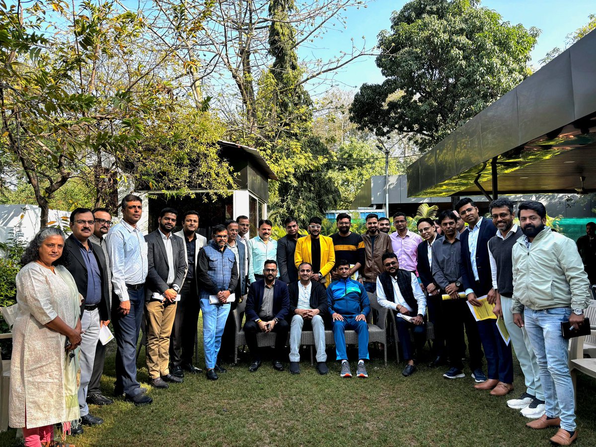 DrChetanSolanki's tweet image. Had a productive morning meeting with CA's and IT professionals over breakfast with the Mayor, discussing the #IndoreClimateMission. Together, we’re driving meaningful action for a sustainable future. 🌱💡 #ClimateAction #Sustainability