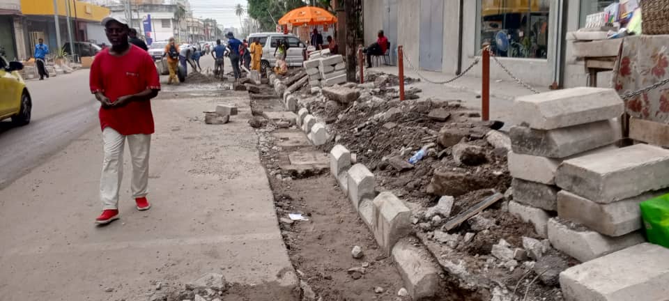 21.01.2025 | Projet 6 artères: avenue Colonel Ebeya

Tronçon Av. Wangata - Av. Mpolo Maurice, du PK0+975 au PK 1+140

- Pose des bordures
- ⁠Coulage du béton pour le chaînage de la traversée.