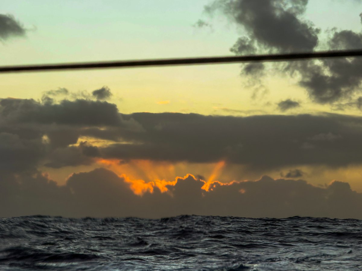 🗞️𝐁𝐞𝐲𝐨𝐮 𝐚𝐩𝐩𝐫𝐨𝐚𝐜𝐡𝐢𝐧𝐠 𝐂𝐚𝐩𝐞 𝐅𝐢𝐧𝐢𝐬𝐭𝐞𝐫𝐫𝐞, 𝐆𝐨𝐨𝐝𝐜𝐡𝐢𝐥𝐝 𝐜𝐨𝐦𝐩𝐥𝐞𝐭𝐞𝐬 𝐫𝐞𝐩𝐚𝐢𝐫

Jérémie Beyou has under 500 miles to the finish but the skipper of Charal is still holding to modest speeds as he climbs the Portuguese then Galician coast