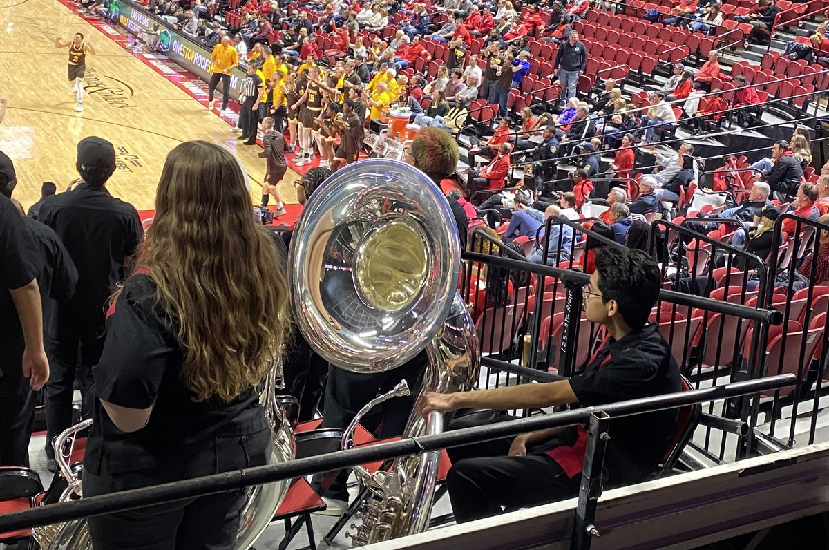 Dejected UNLV tuba player watches UNLV lose to Wyoming tonight. Tough loss.
lvsportsbiz.com/2025/01/21/cmo…