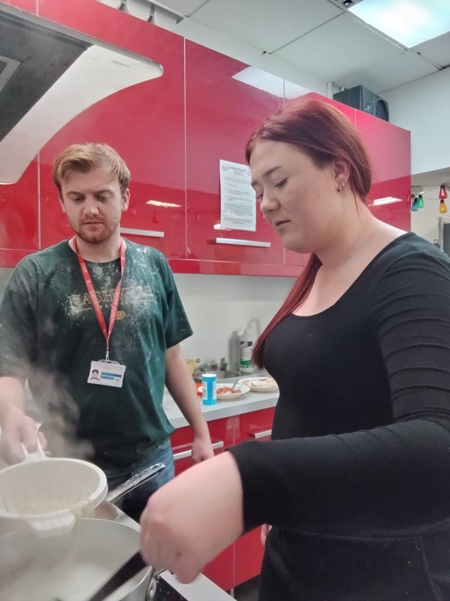 YouthCardiff's tweet image. 🍝 Tagliatelle cartref yn Hyb y Powerhouse! 👩‍🍳✨

Dangosodd pobl ifanc eu sgiliau coginio yn ystod sesiwn tagliatelle hwyl ac ymarferol. Ffordd wych o ddysgu a chreu gyda'i gilydd! 🙌

#CookingSkills #PowerhouseHub #YouthEngagement #HomemadeTagliatelle #FunAndLearning #cardiff