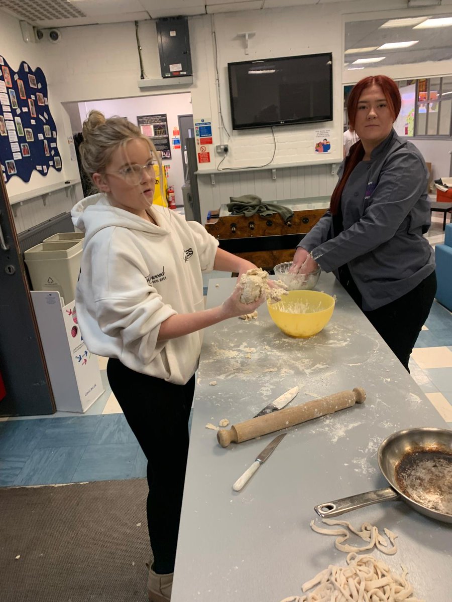 YouthCardiff's tweet image. 🍝 Tagliatelle cartref yn Hyb y Powerhouse! 👩‍🍳✨

Dangosodd pobl ifanc eu sgiliau coginio yn ystod sesiwn tagliatelle hwyl ac ymarferol. Ffordd wych o ddysgu a chreu gyda'i gilydd! 🙌

#CookingSkills #PowerhouseHub #YouthEngagement #HomemadeTagliatelle #FunAndLearning #cardiff