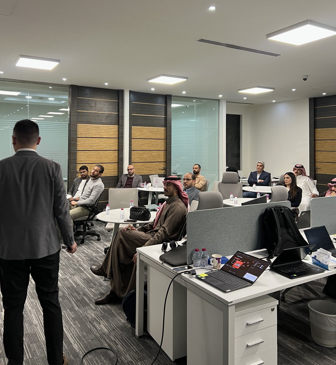Dcloudksa's tweet photo. اليوم اجتمعنا مع شركائنا لاستعراض حلول @H3CGlobal  @OPTOKON 

شكرًا لكل من شارك! معًا نحو المستقبل🚀.

#شراكة #ابتكار #H3C #Optokon #شبكات #ألياف_بصرية https://t.co/Aq0GwxxIG6