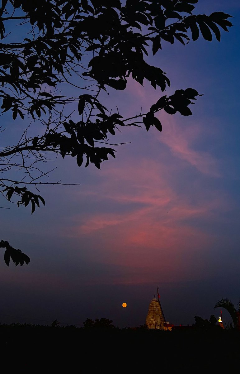 FramesOfSheth's tweet photo. At times, when the breath feels heavy, and eyes well up without reason, suddenly, tenderly,
someone touches me with affection, yet remains unseen✨
Somewhere far... 

#framesofsheth #buddingphotographer https://t.co/stqaRte5m6