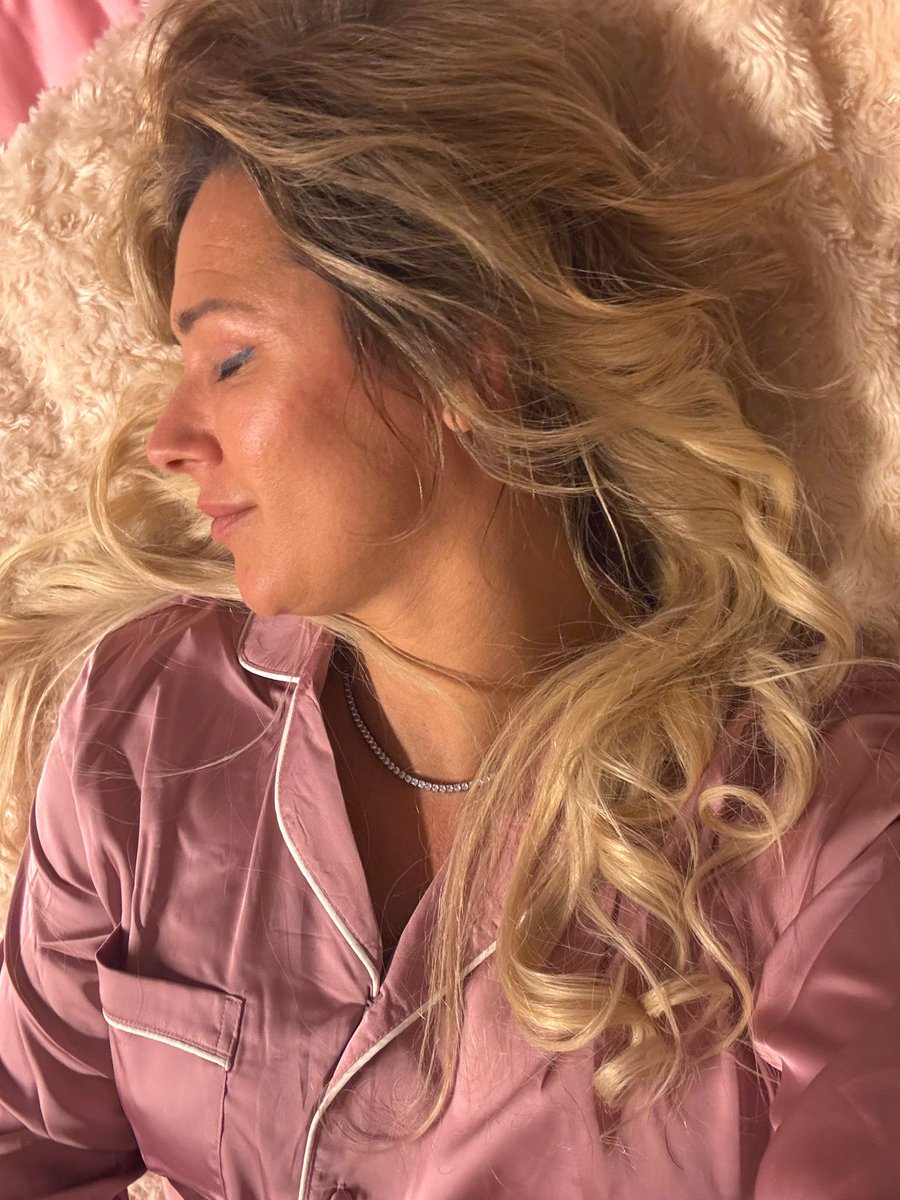 DjGiuliaRegain's tweet photo. BuonG 🎀👑
Non esistono più i Principi che ti baciano per Risvegliarti ma esistono sempre più Principesse Risvegliate che divengono Regine.
#NewGenerationWoman 🚺
#Gmagic✨ https://t.co/uBKU1Kn5io
