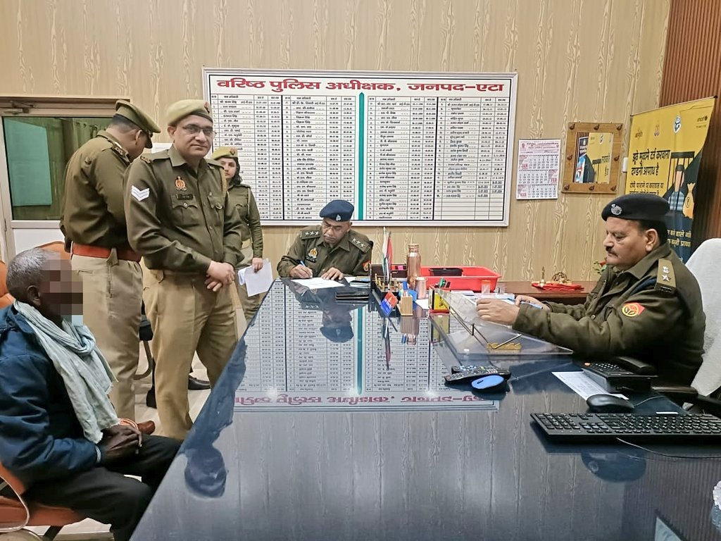 एटा~ वरिष्ठ पुलिस अधीक्षक एटा द्वारा पुलिस कार्यालय पर आये फरियादियों की समस्याओं को सुनकर उनकी समस्याओं का उचित, गुणवत्तापूर्ण एवं समयबद्ध निस्तारण कराया जा रहा है।
#UPPolice
#जनसुनवाई