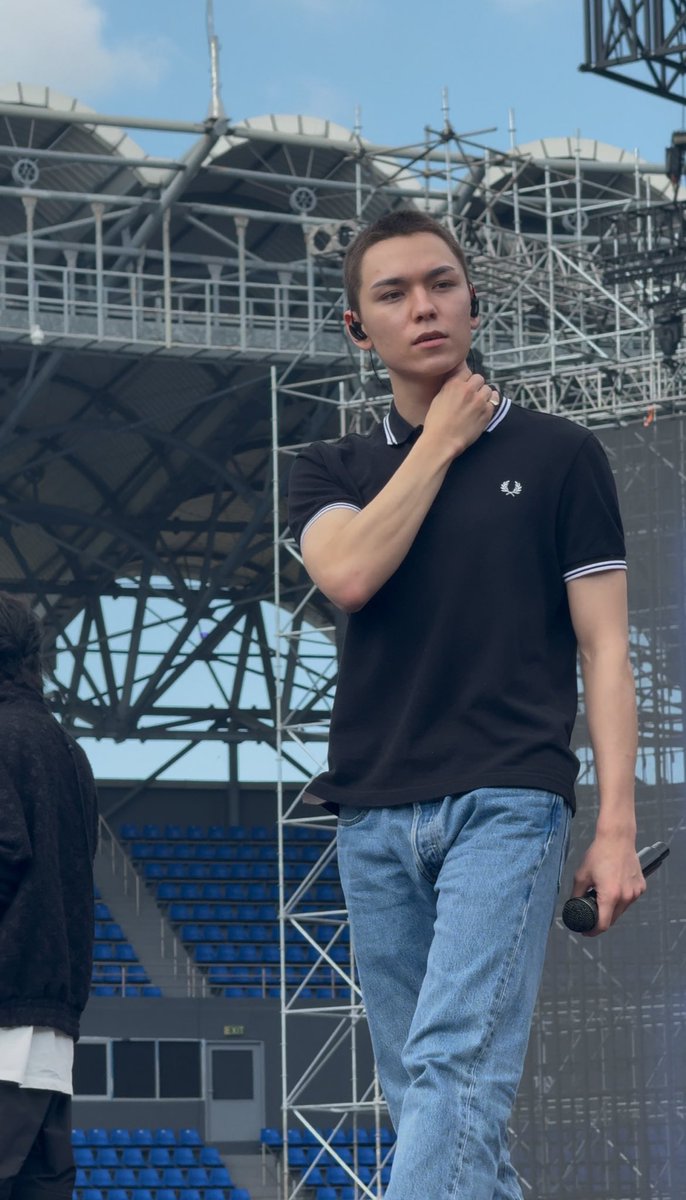 17mails's tweet image. tuwang-tuwa ako sa polo ni vernon nung day 2 17rh soundcheck kasi ganun na ganun yung pormahan ng jowa ko nung hinatid niya ako 😭