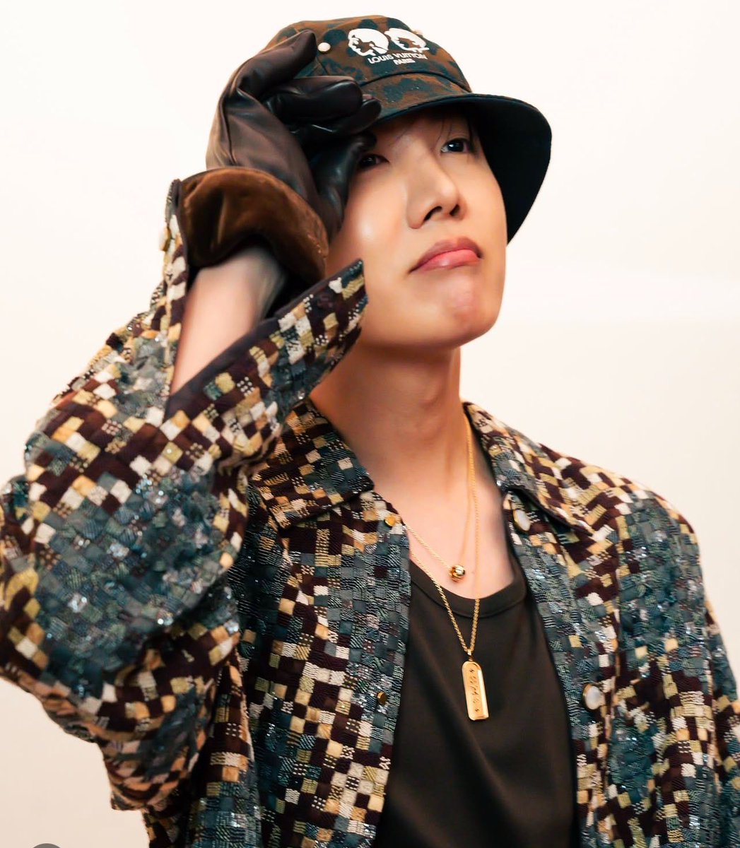 J-Hope looks dashing as he attends the Louis Vuitton Fall/Winter 2025 Menswear show at Paris Fashion Week.

#JHopexLouisVuitton #LVMenFW25