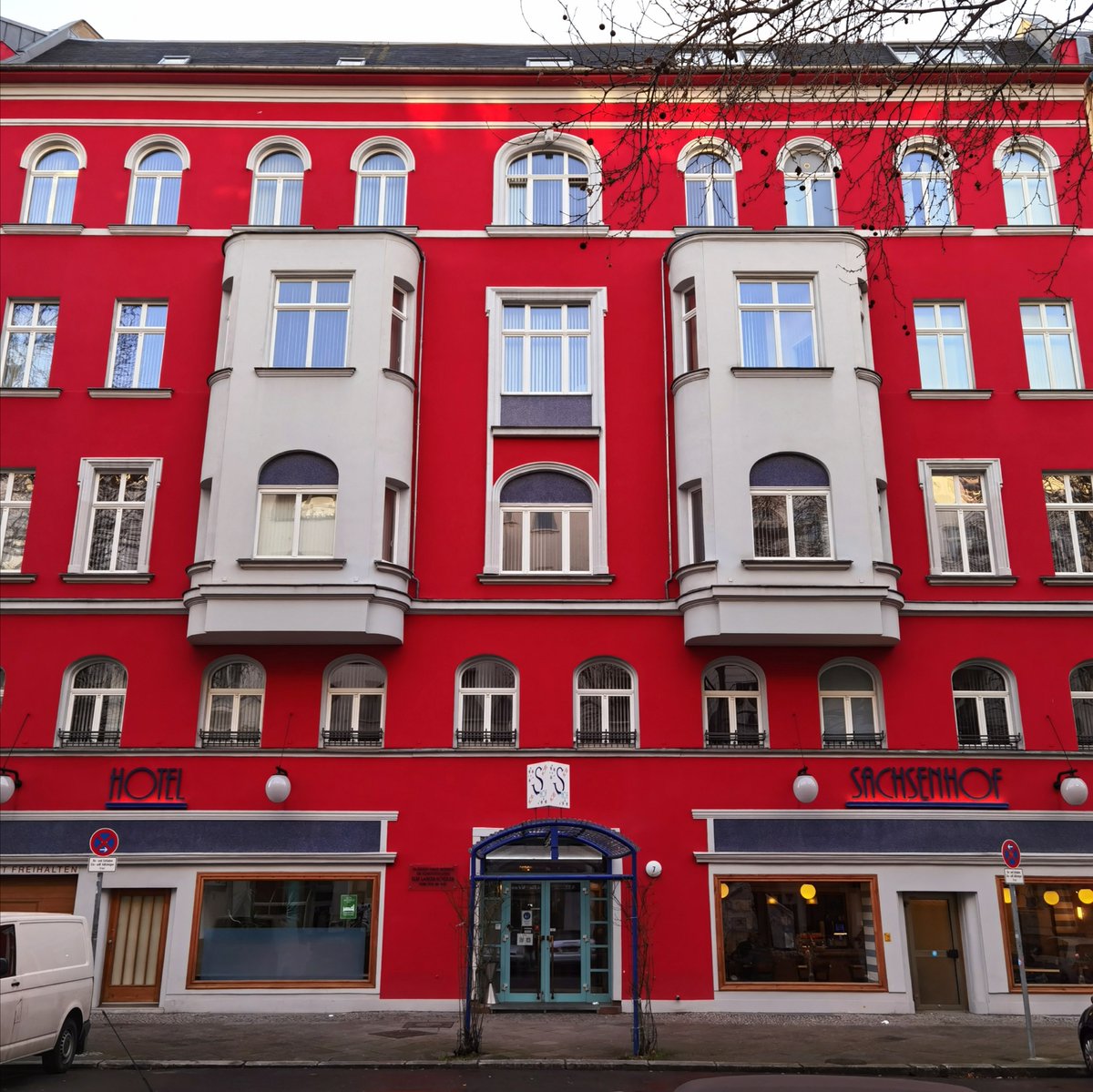 Stift_und_Bogen's tweet photo. ✍️ "Ich suche allerlanden eine Stadt,
die einen Engel vor der Pforte hat..."

Hotel "Sachsenhof", Motzstraße 7, Schöneberg. Erinnerung an Else Lasker-Schüler (1869 - 1945), unter den Nazis als Jüdin in die Schweiz geflüchtet, #otd vor 80 Jahren verstorben in Jerusalem.

#Berlin https://t.co/oaHvOHZXiH