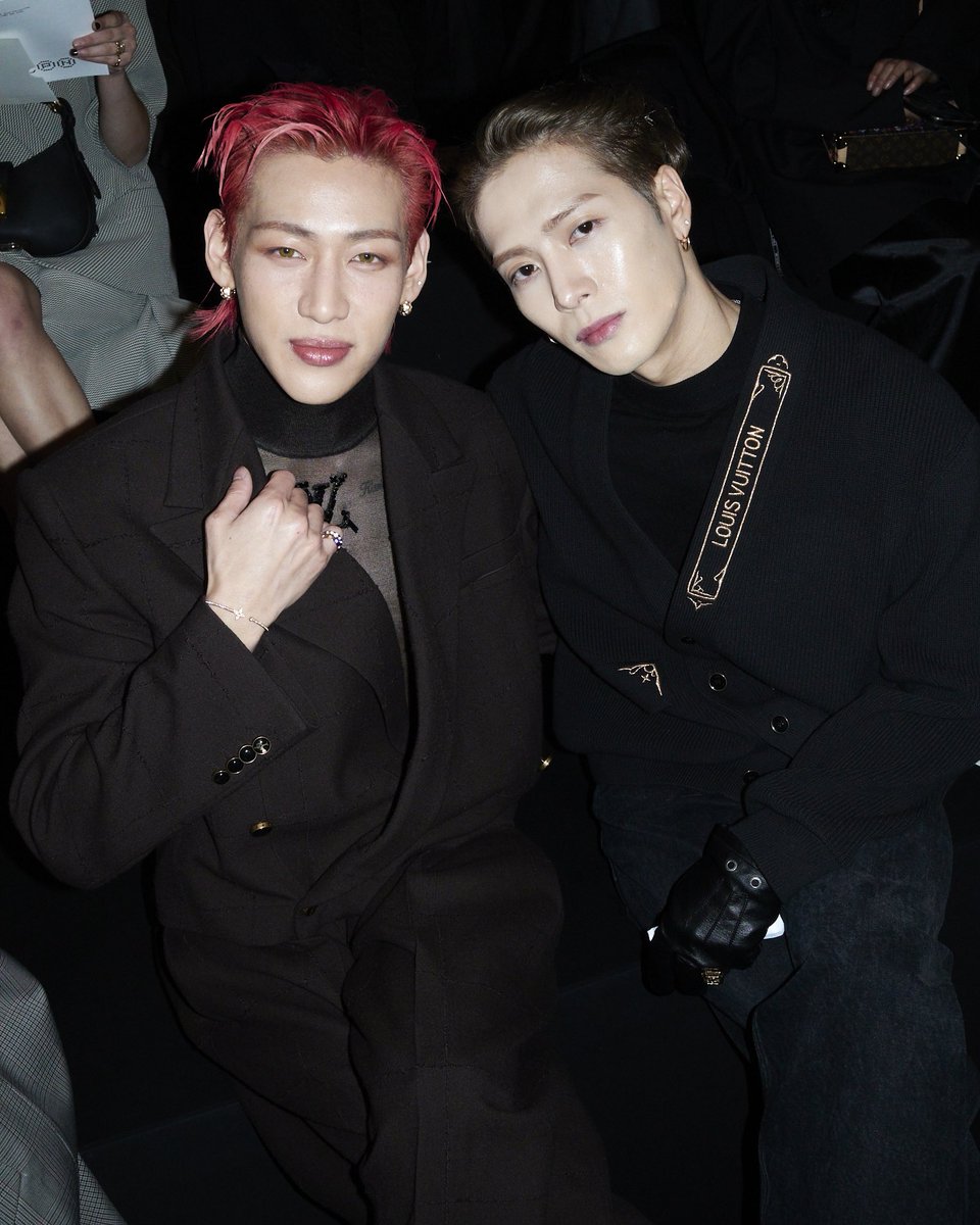 lessencestudios's tweet photo. BamBam and Jackson Wang at the Louis Vuitton Men’s Fall/Winter 2025 show at Paris Fashion Week.

#JacksonWangxLVMenFW25 
#BamBamxLVMenFW25 #LVMenFW25 https://t.co/y5IAaqnuYQ