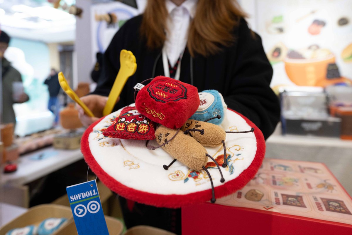 Time to embrace the New Year spirit!🎉 Souvenir centers in Sanfang Qixiang and Shangxiahang historical and cultural districts are introducing wonderful #NewYear goodies, 🥜like plush toys with #Fuzhou pastry motifs and ancient house fridge magnets. Infusing history with creativity, these items are a real hit, adding a trendy twist to our heritage sites.🎁 #FuzhouCulture #CNY2025