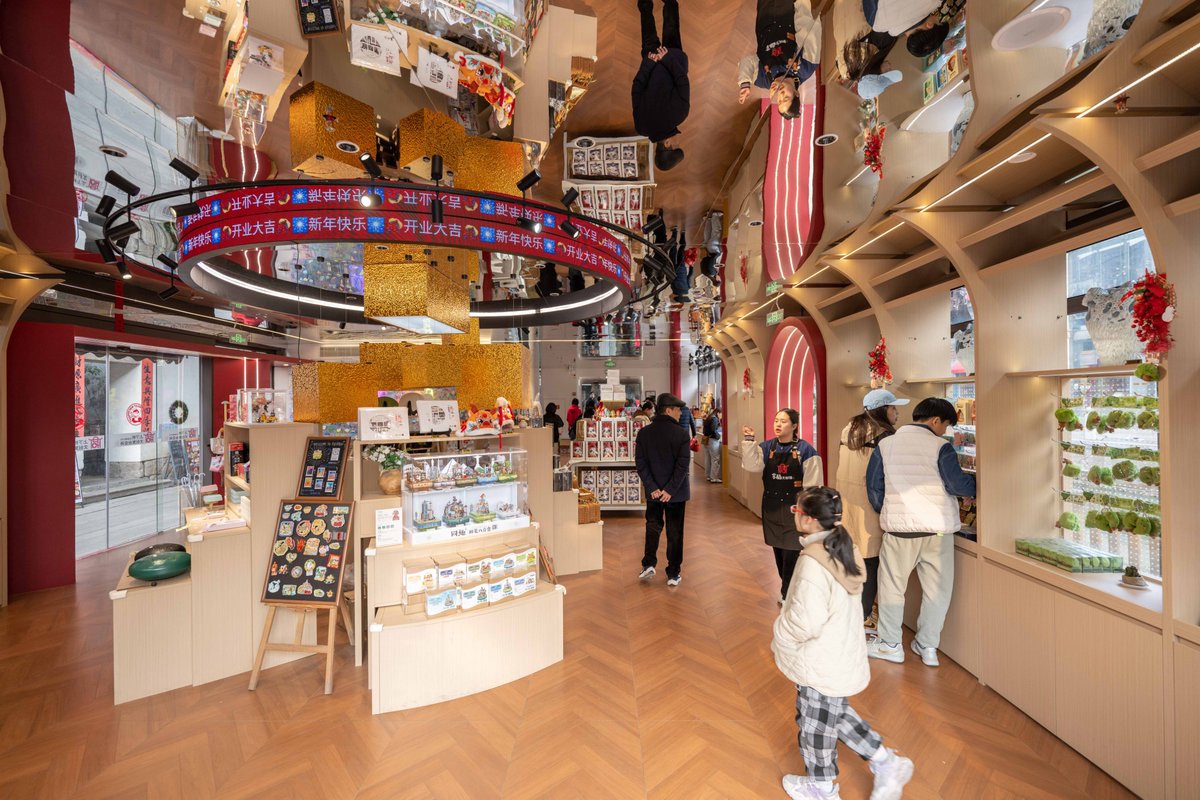 Time to embrace the New Year spirit!🎉 Souvenir centers in Sanfang Qixiang and Shangxiahang historical and cultural districts are introducing wonderful #NewYear goodies, 🥜like plush toys with #Fuzhou pastry motifs and ancient house fridge magnets. Infusing history with creativity, these items are a real hit, adding a trendy twist to our heritage sites.🎁 #FuzhouCulture #CNY2025