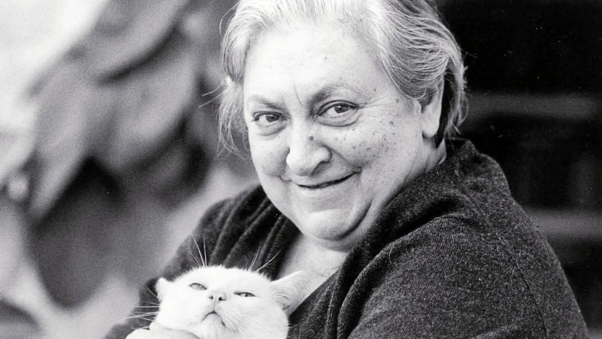 La Maria Aurèlia Capmany amanyagant un gat