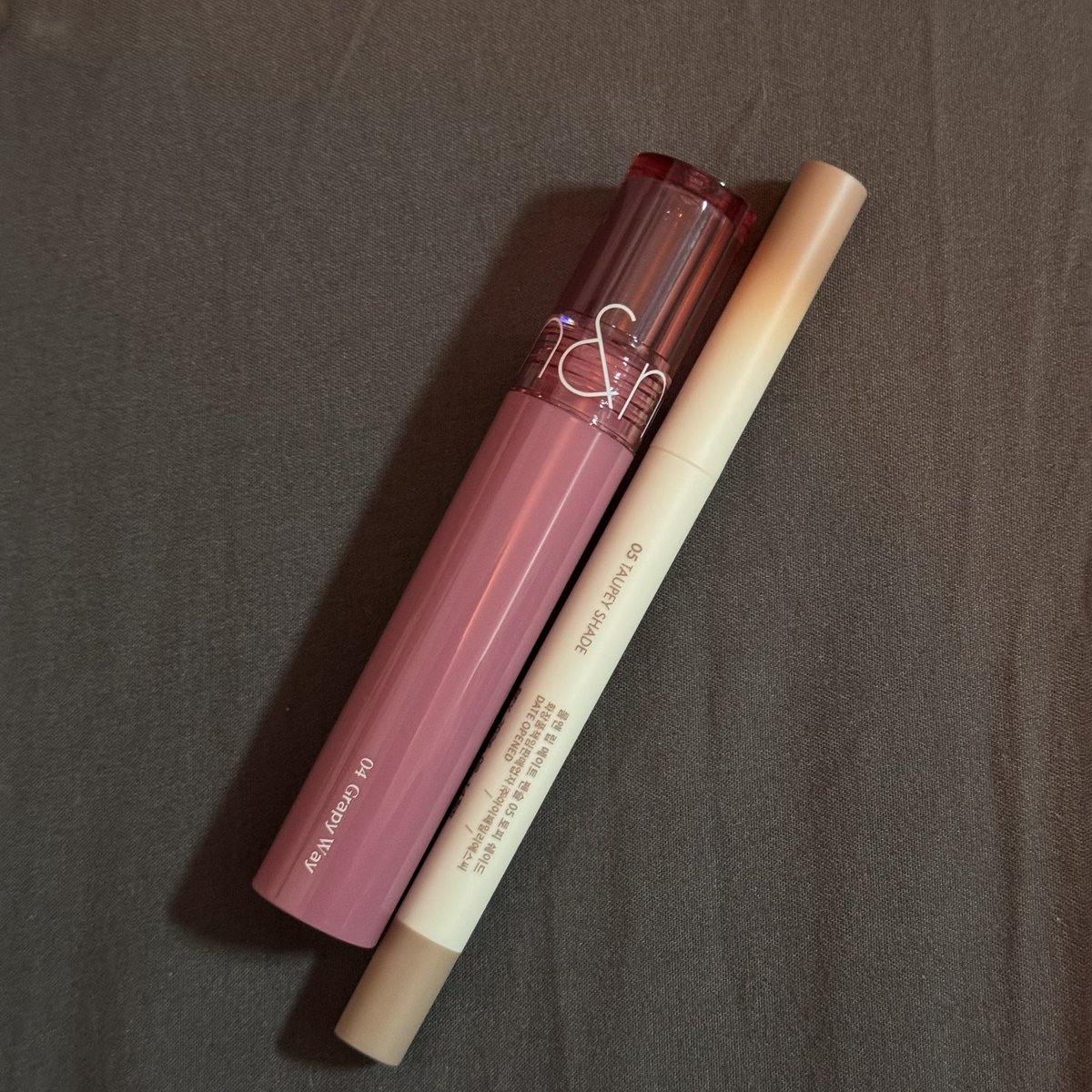 ilyshortcake_'s tweet photo. ส่งต่อ rom&amp;nd romand 
Glasting gloss 04 (ลองมือ1ครั้ง) 220/335
Lip mate pencil (ลองมือ1ครั้ง) 100/352

รับคู่ 260 บาทค่า รวมส่ง 🩷🐠

#ส่งต่อromand #ส่งต่อคสอ #ส่งต่อเครื่องสำอาง #ส่งต่อเครื่องสำ���างมือสอง #ส่งต่อเครื่องสำอางค์ #ส่งต่อเสื้อผ้า #ส่งต่อสกินแคร์ #เครื่องสําอางมือสอง https://t.co/nIxooZDpCZ