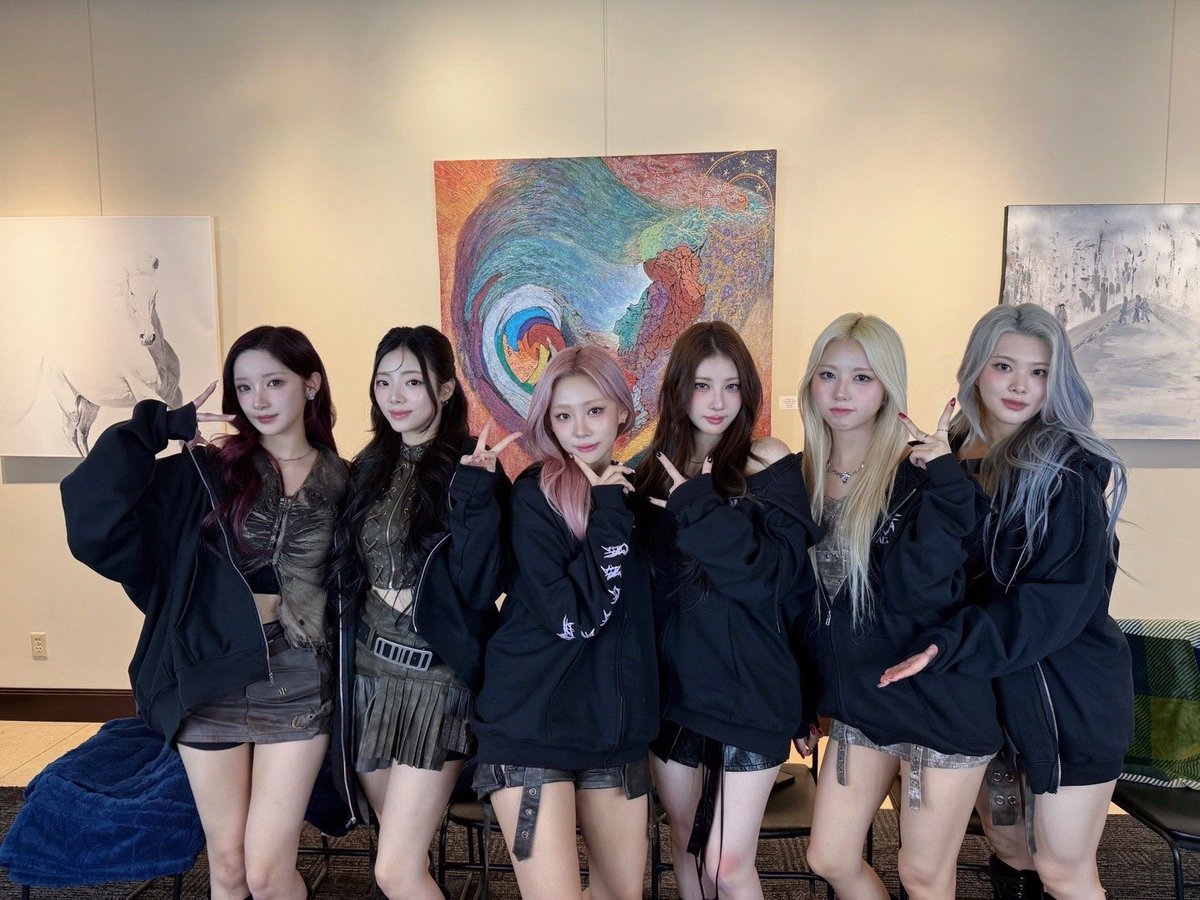 RBW_PURPLEKISS's tweet photo. [#퍼플키스] 

Phoenix 플로리 여러분!
오늘 공연 즐겁게 관람하셨나요? 💜 

퍼플키스도 공연장을 가득
채워주신 플로리 덕분에
선물 같은 하루였습니다! 🎁 

#PURPLE_KISS #HEADWAY
#PURPLE_KISS_HEADWAY_TOUR
#Phoenix https://t.co/FJd79nsbVl