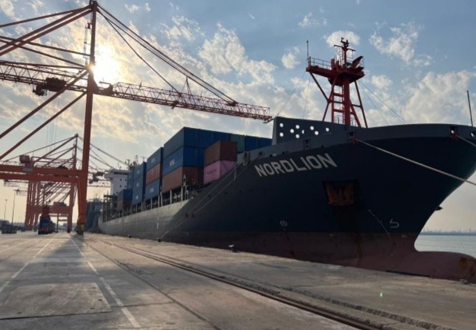The M/V Nordlion was at our Jubail Commercial Port (JCP) as part of the new 'EJBS' shipping service, by ESL connects JCP with the ports of Jebel Ali in the UAE and Shuwaikh in Kuwait, with a capacity of 1,800 TEUs. This new service will help meet market demands. #GSCCO