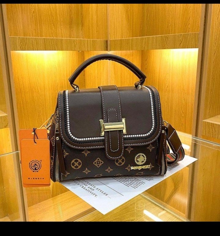 AORmaterial01's tweet photo. Good morning tweet hearts 💕
Am here for order 
I have luxury bags 
Frame 1- 20k
Frame 2- 15k
Frame3- 12k
Frame4 - 20k
@_DebbieOA @AbiolaBlackdiva @AJcourier2023 @FutballG @Anuoluwapo556 @oku_yungx @Arikegoldstore @SeunWestlinks @swish_salt @Tonylee1578 

Please help me to repost https://t.co/g6qbe3Qu9G
