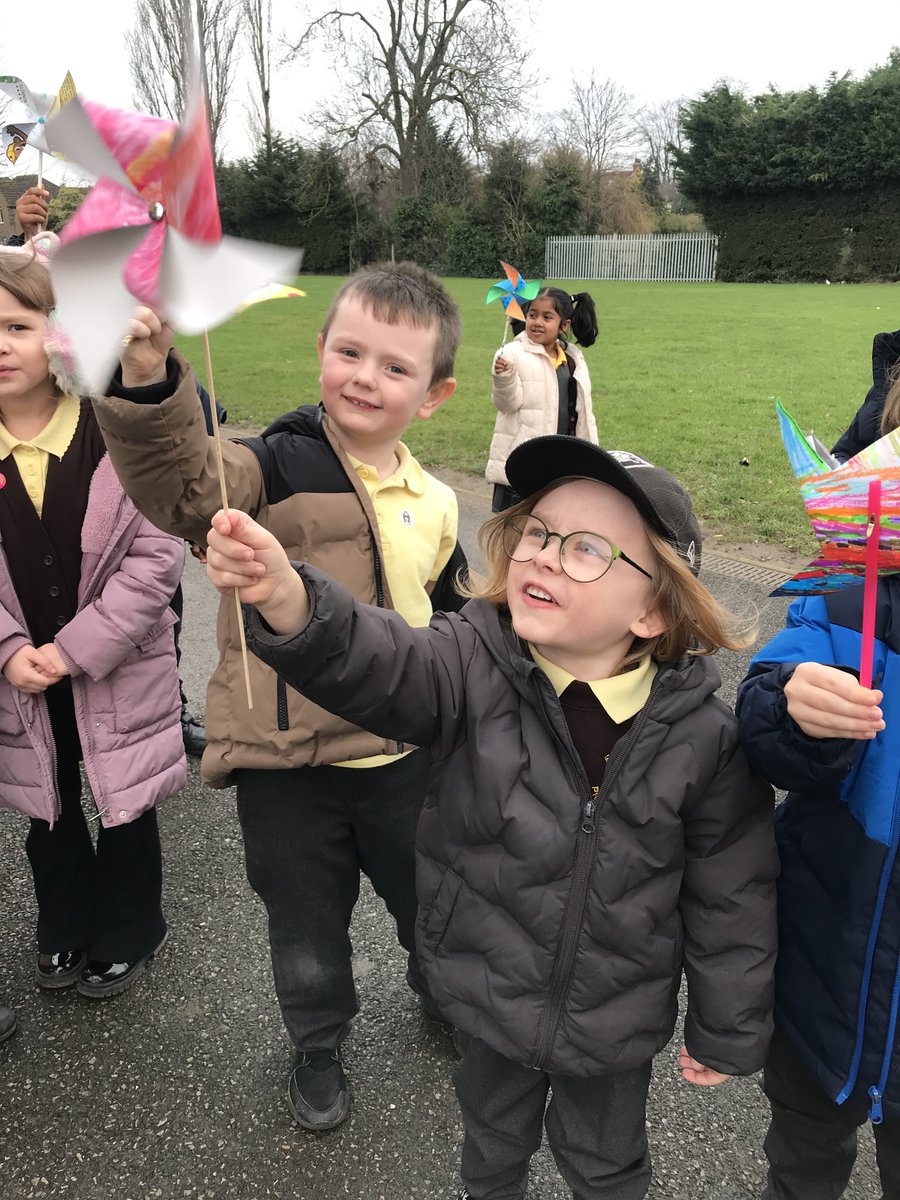 EastfieldPSHull's tweet photo. 1HR have enjoyed being meteorologists this week! We have been learning about different types of weather and how weather is measured. We had lots of fun recording our own weather data and used our paper windmills to determine whether it was windy outside! #epsgeography https://t.co/KmYJjbIotA