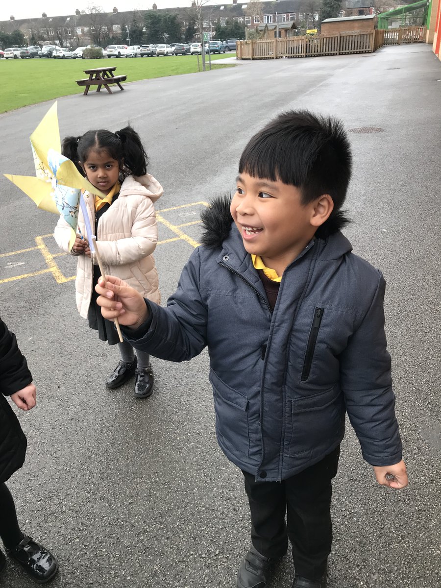 EastfieldPSHull's tweet photo. 1HR have enjoyed being meteorologists this week! We have been learning about different types of weather and how weather is measured. We had lots of fun recording our own weather data and used our paper windmills to determine whether it was windy outside! #epsgeography https://t.co/KmYJjbIotA
