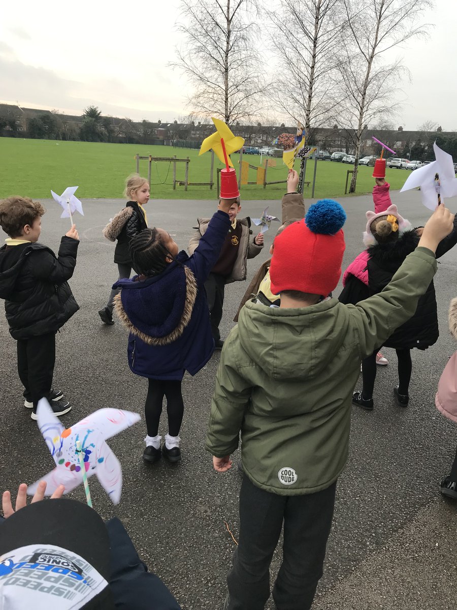 EastfieldPSHull's tweet photo. 1HR have enjoyed being meteorologists this week! We have been learning about different types of weather and how weather is measured. We had lots of fun recording our own weather data and used our paper windmills to determine whether it was windy outside! #epsgeography https://t.co/KmYJjbIotA