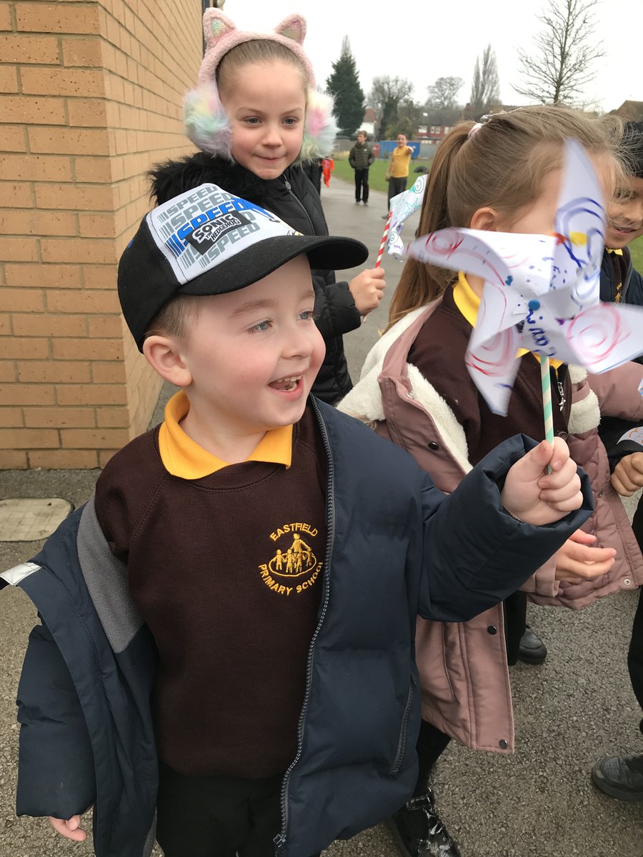 EastfieldPSHull's tweet photo. 1HR have enjoyed being meteorologists this week! We have been learning about different types of weather and how weather is measured. We had lots of fun recording our own weather data and used our paper windmills to determine whether it was windy outside! #epsgeography https://t.co/KmYJjbIotA