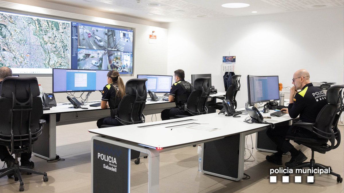 PoliciaSabadell's tweet photo. #INFOPMS🚔👮‍♂️ Treballem diàriament per mantenir la seguretat a la nostra ciutat

👮‍♀️ La nostra sala de comandament 🖥️ està sempre alerta per respondre a qualsevol situació 🎥
👌 La vostra seguretat és la nostra prioritat!

#SabadellSegura #Sabadell https://t.co/2f12U8e3HR