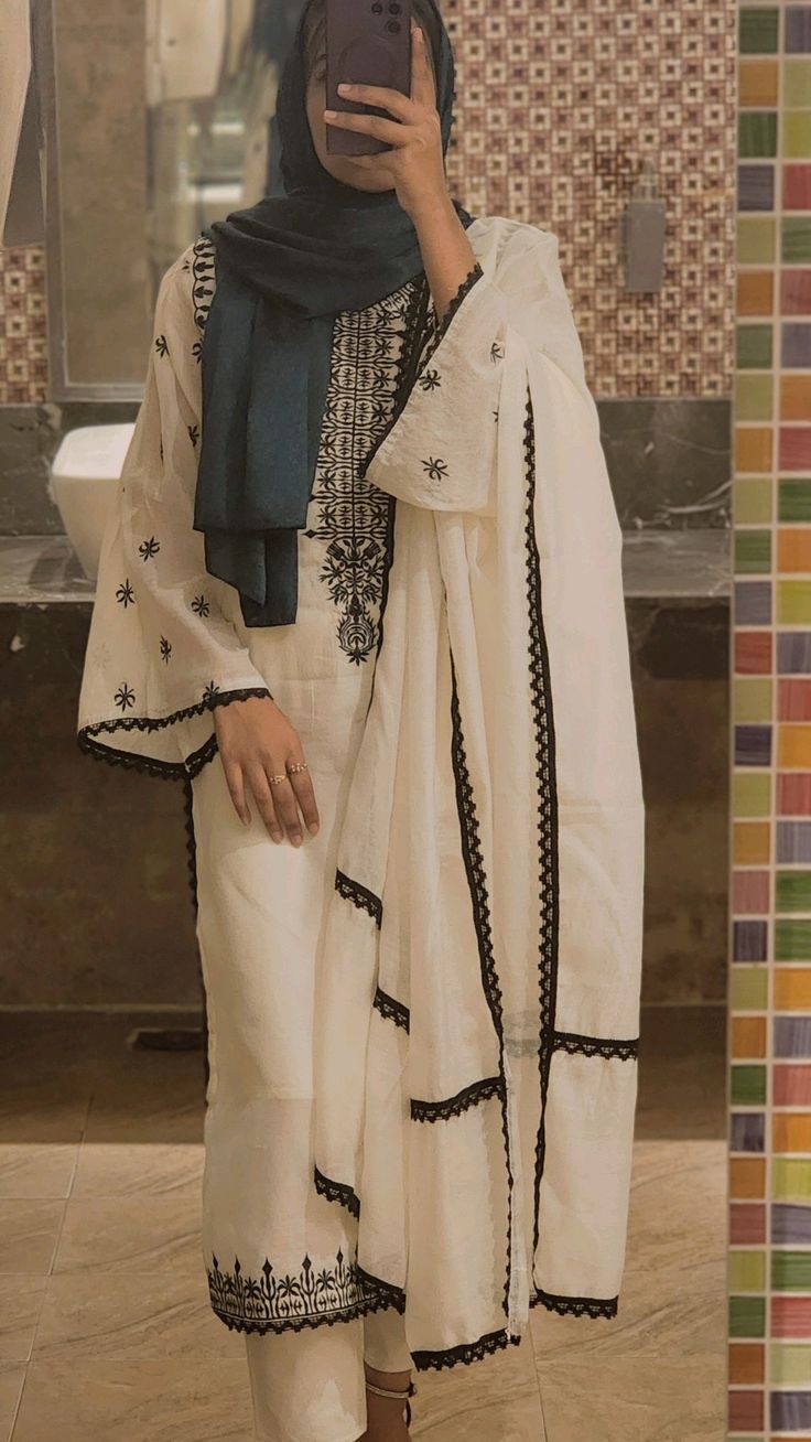Who is Minahil Malik Social Media Influencer | iiQ8 Entertainment 