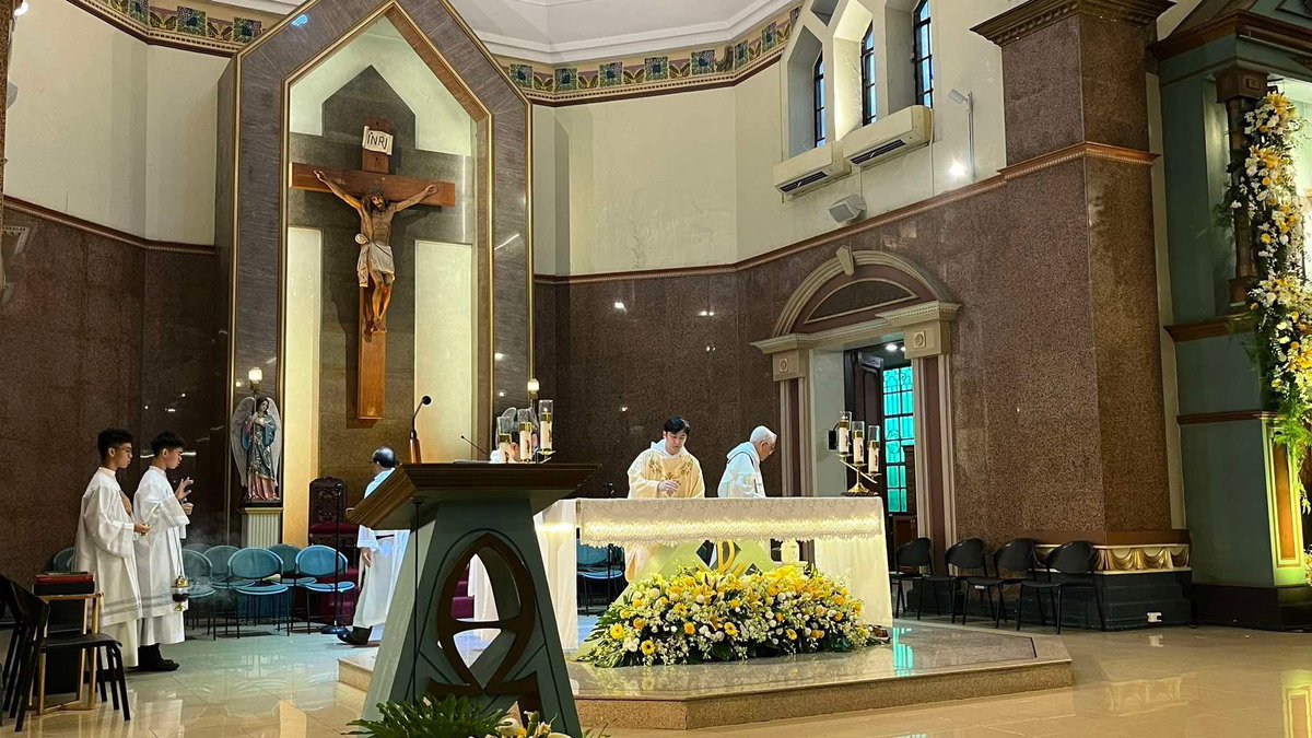 varsitarianust's tweet photo. NOW: Fr. Jayson Gonzales, O.P. of the Priory of St. Thomas Aquinas presides over the first day of the Triduum Masses in honor of St. Thomas Aquinas at the Santisimo Rosario Parish Church. https://t.co/MomvXS6VNy