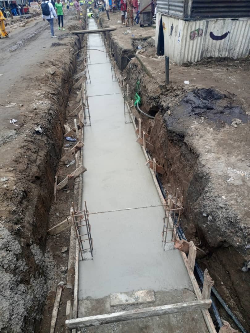 21.01.2025 | Projet de construction et modernisation de la boucle Matankumu

Travaux d’assainissement :

- Poursuite de la réalisation des fouilles des caniveaux du côté droit du PK0+200 au PK0+260
- ⁠Coulage du béton de propreté, coffrage, bétonnage du radier des caniveaux
-