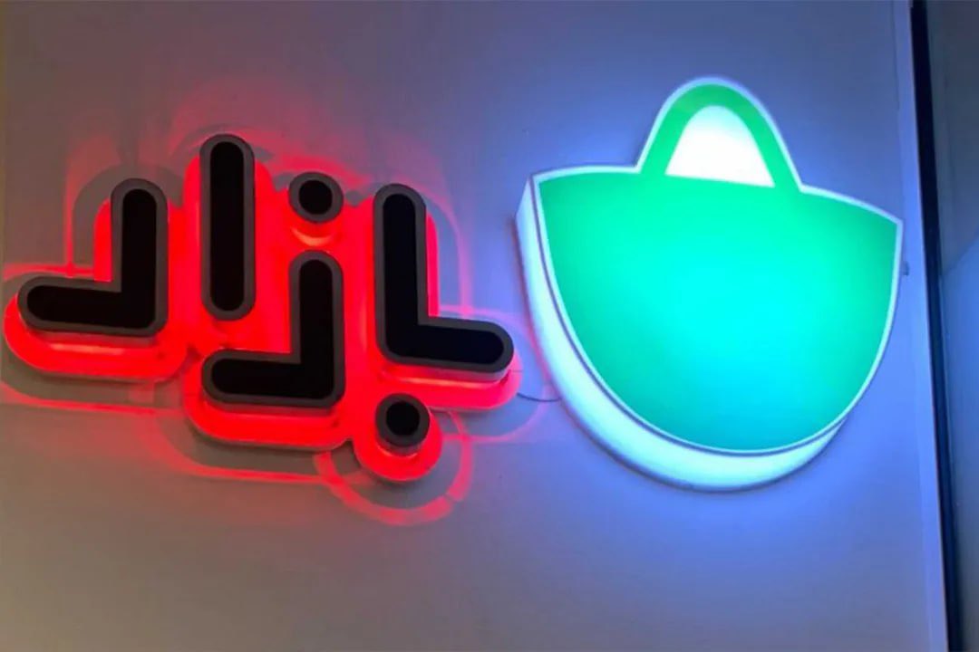 TheZoomit's tweet photo. شرکت تپسل «کافه‌بازار» را خرید

گروه هزاردستان در بیانیه‌ای از تکمیل فرایند فروش «کافه‌بازار» به شرکت تپسل خبر داد.

در متن بیانیه آمده است:

گروه هزاردستان مفتخر است اعلام کند که فروش کامل «کافه‌بازار» به شرکت تپسل با موفقیت انجام شده است. این تصمیم استراتژیک با هدف تمرکز بر تقویت و گسترش فعالیت‌های شرکت دیوار، به عنوان ستون اصلی کسب‌وکار گروه هزاردستان، گرفته شده است.

هزاردستان با این اقدام، به چشم‌انداز بلندمدت خود در تخصیص بهینه منابع و تمرکز بر توسعه تجارت الکترونیکی متعهد می‌ماند. این تغییر به ما اجازه می‌دهد تا دیوار را به عنوان پلتفرم پیشرو در این حوزه تثبیت کرده و زمینه‌های تازه‌ای برای نوآوری و پیشرفت فراهم آوریم.

مجید رضوی، مدیرعامل هزاردستان، نیز در بیانیه‌ای در خصوص این اتفاق اعلام کرد:

کافه‌بازار همواره بخشی ارزشمند از تاریخچه ما بوده و سهمی قابل توجه در موفقیت‌های ما داشته است. اما اکنون این تصمیم به ما فرصت می‌دهد تا تمرکز بیشتری بر تجارت الکترونیک و به‌خصوص توسعه دیوار داشته باشیم و تجربه‌ای برتر برای کاربران ایجاد کنیم. ما به آینده «دیوار» و فرصت‌های بالقوه‌ای که در بازار پیش رو داریم بسیار امیدواریم و بر تعهد خود نسبت به نوآوری و رشد پایدار تاکید می‌کنیم. همچنین، بهترین آرزوها را برای کافه‌بازار و سهامداران جدیدش در مسیر پیشرفت داریم.
