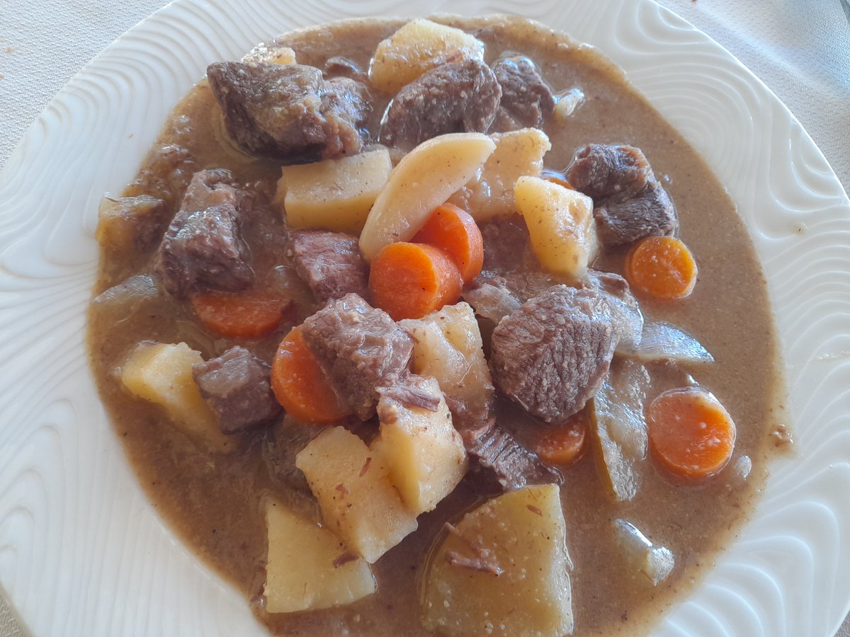 Excelente guiso de ciervo a la manera tradicional en el restaurante Can Pere, de Benabarre, un establecimiento familiar de los que cada vez quedan menos.
Más info en maderadebuixo.blogspot.com